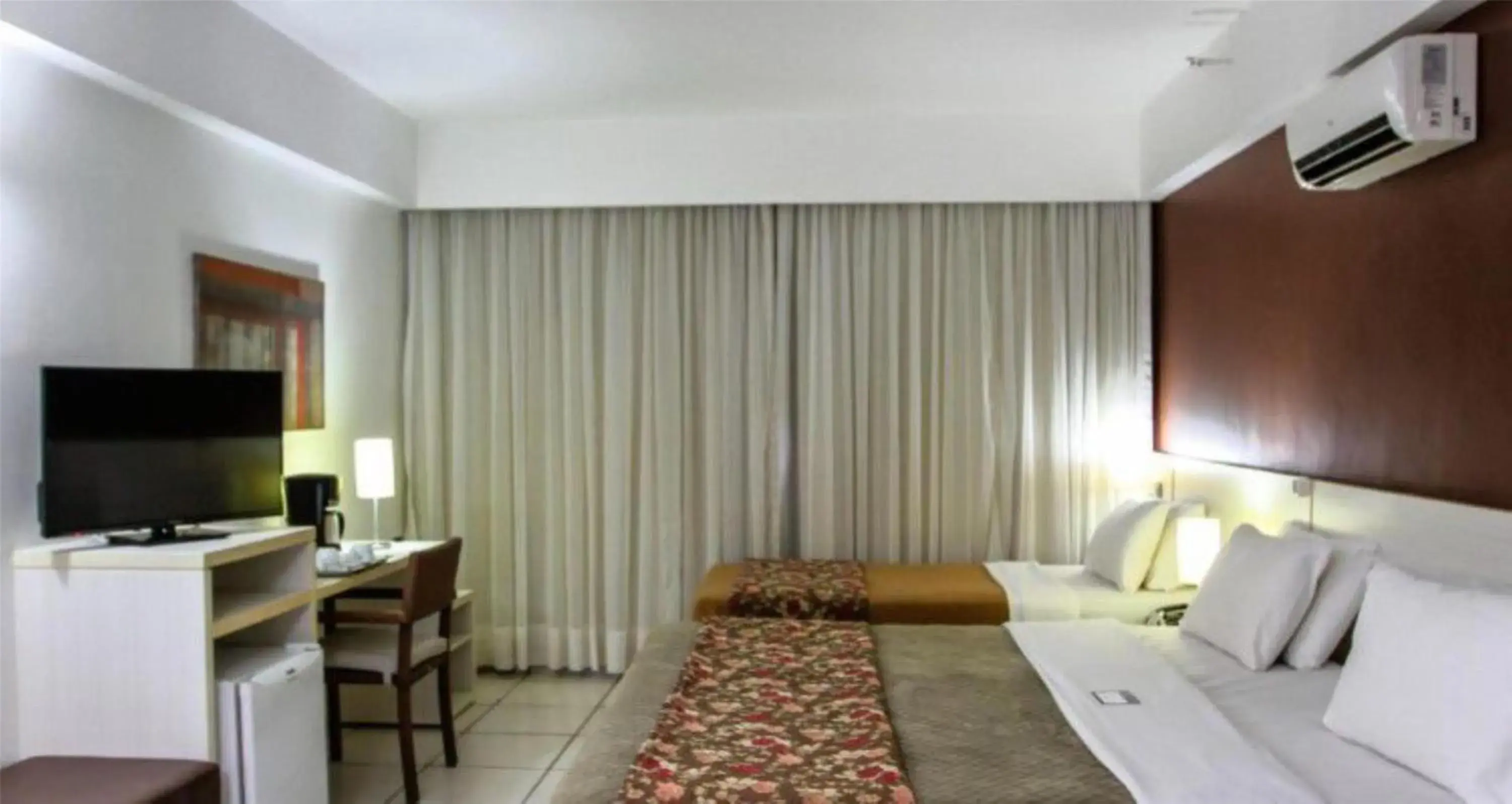 Deluxe Room with One Queen and One Single Bed in Best Western Suites Le Jardin Caldas Novas Deluxe Room with One Queen and One Single Bed in Best Western Suites Le Jardin Caldas Novas