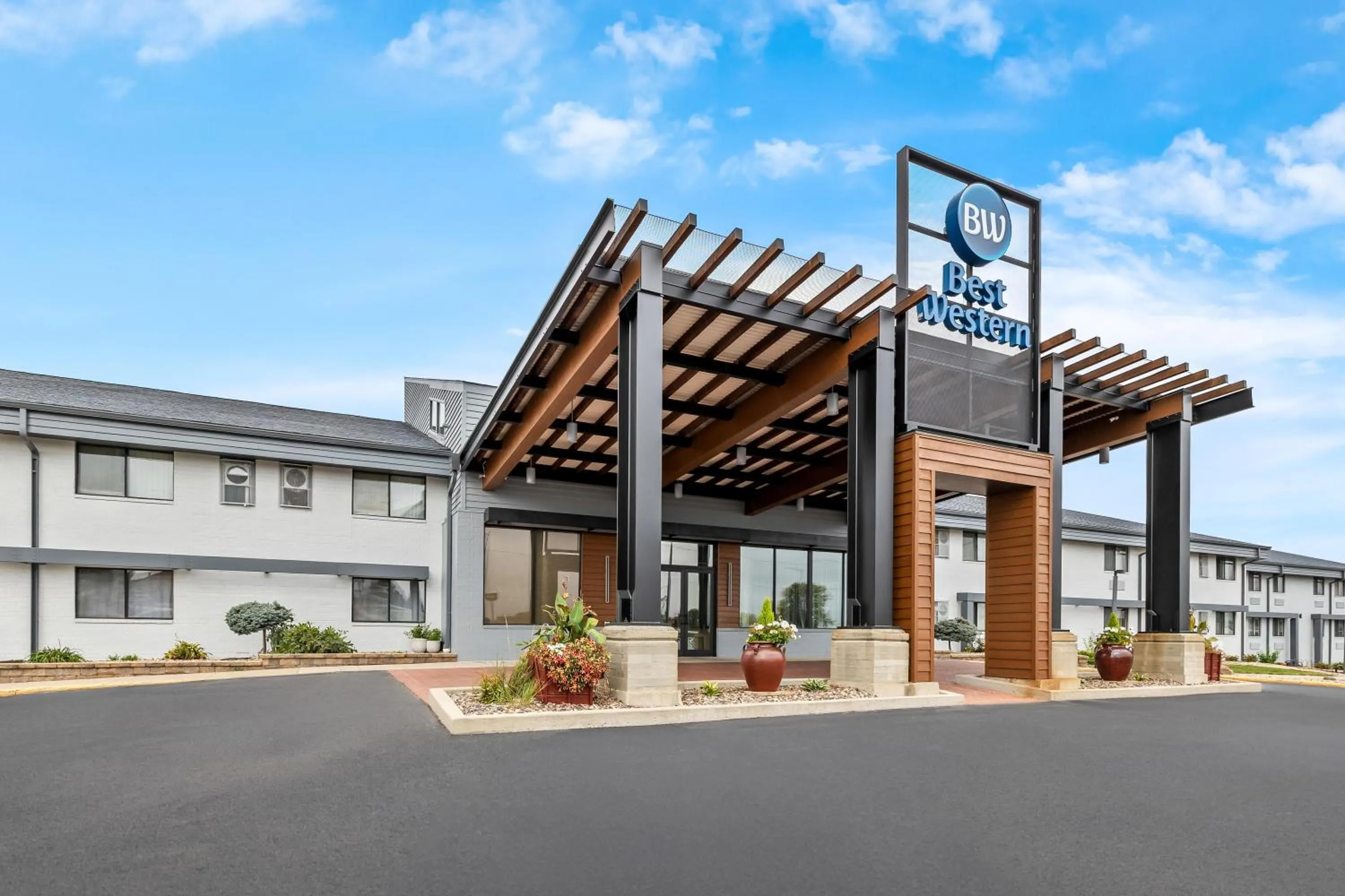 Property building in Best Western West Towne Suites