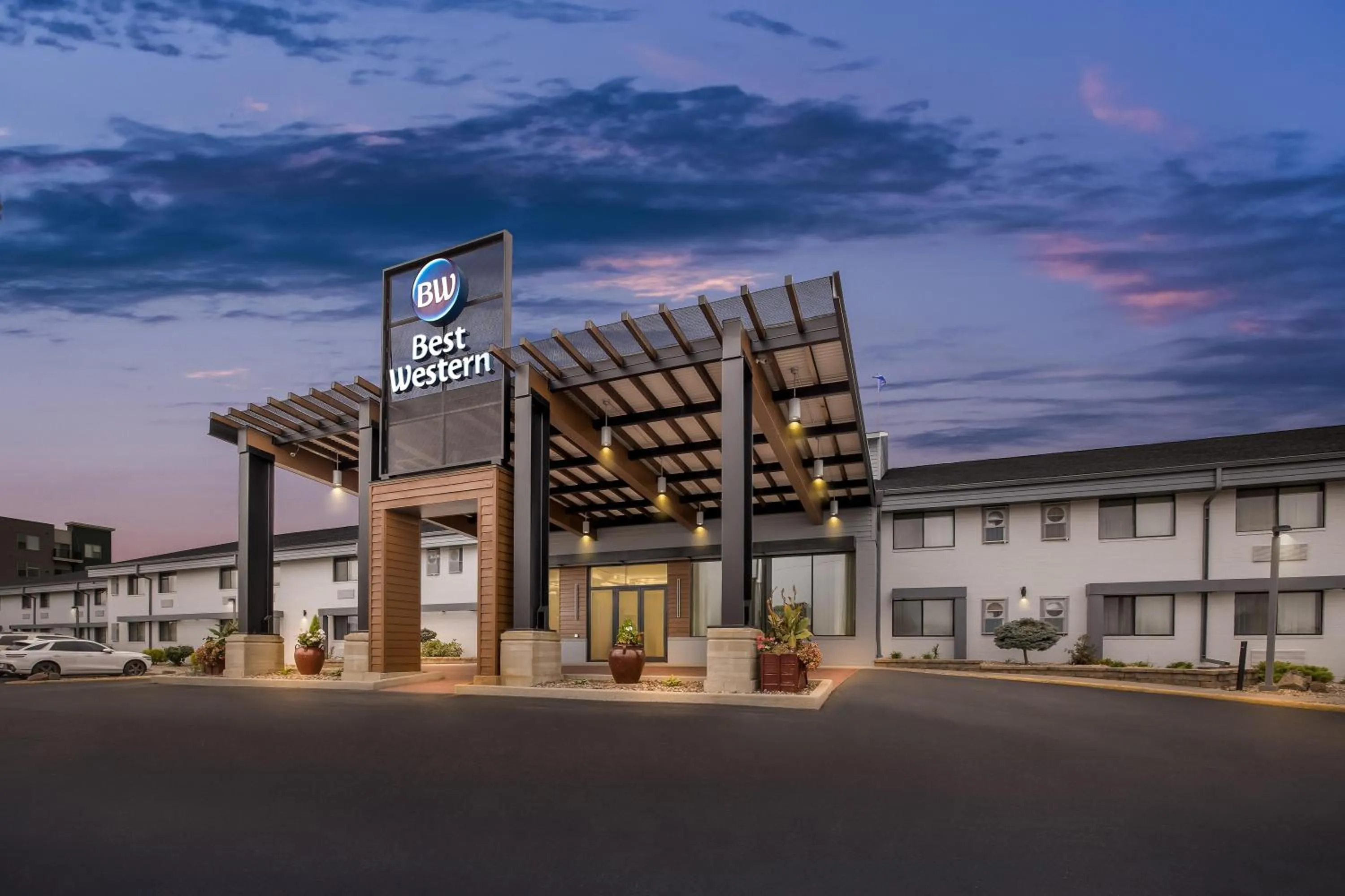 Property building in Best Western West Towne Suites