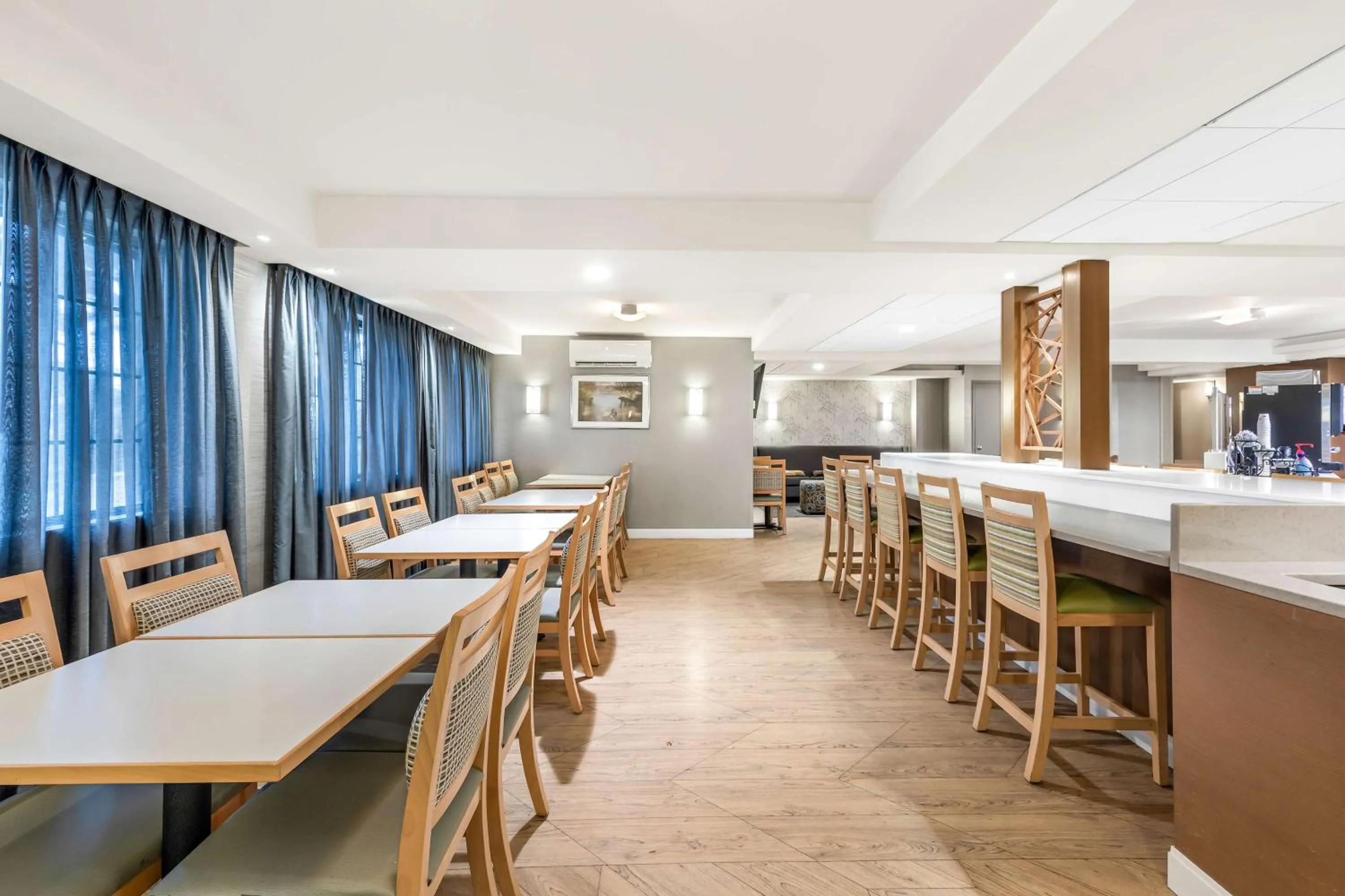 Breakfast in Best Western West Towne Suites