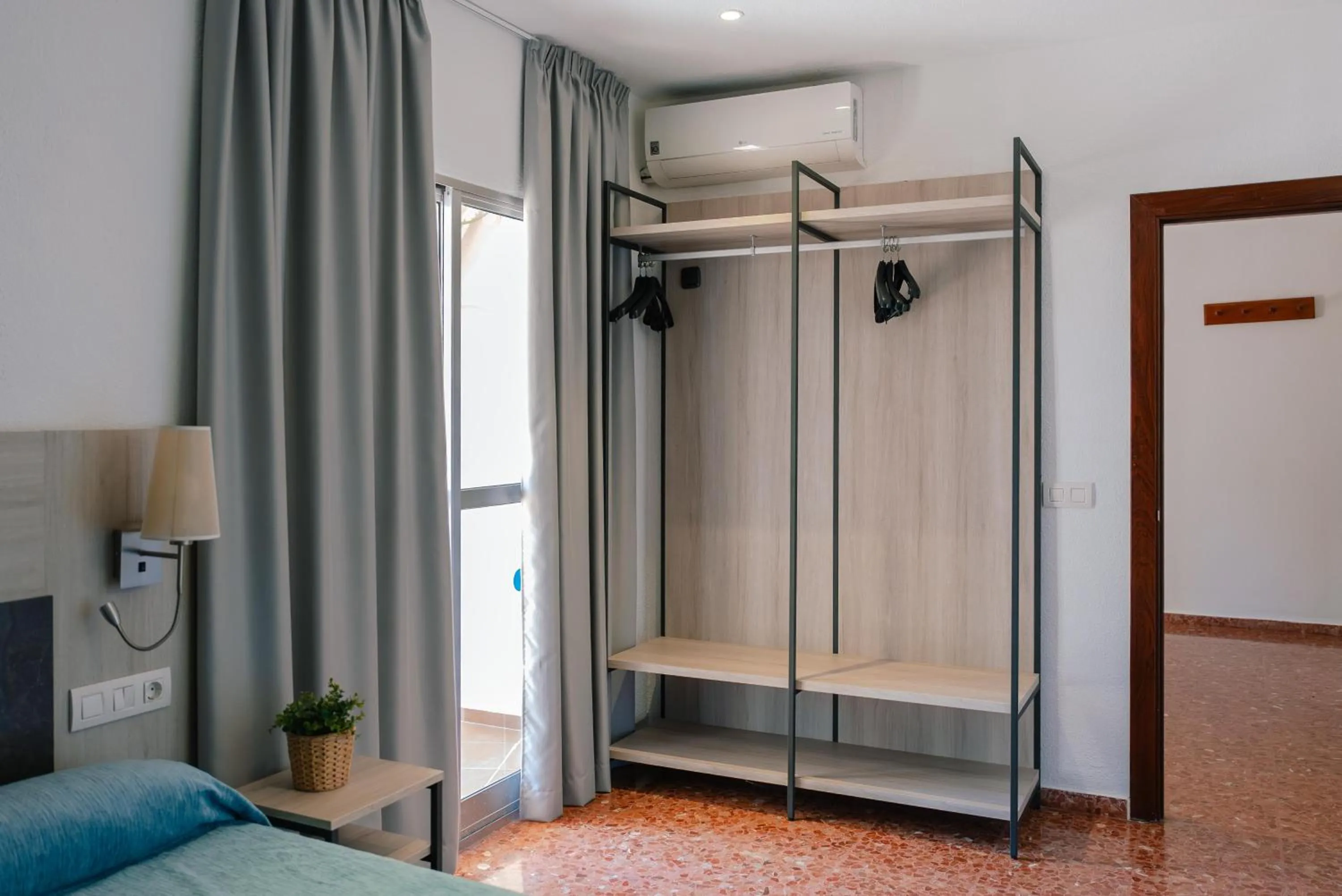 Photo of the whole room, Bed in Port Europa