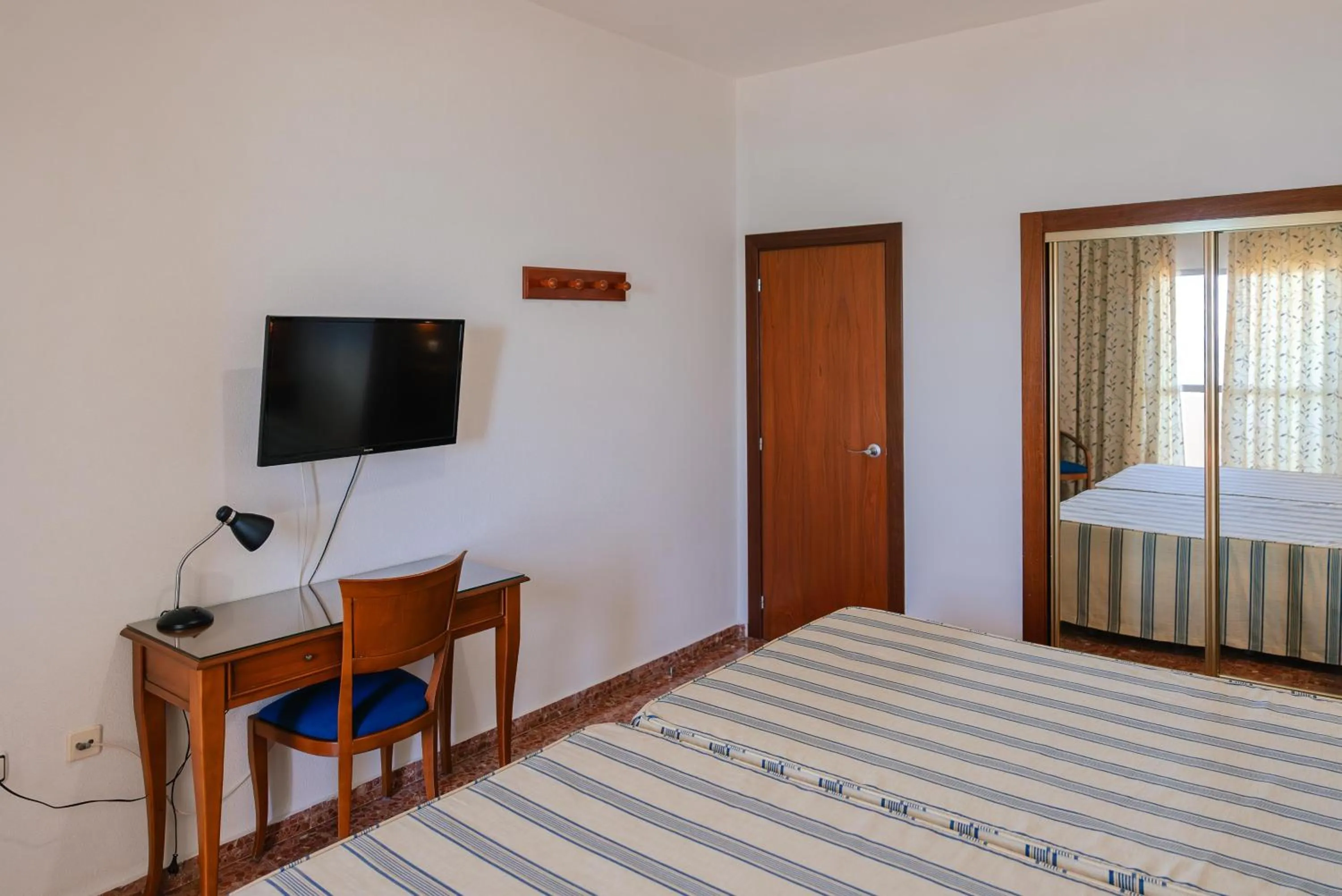 Photo of the whole room, Bed in Port Europa