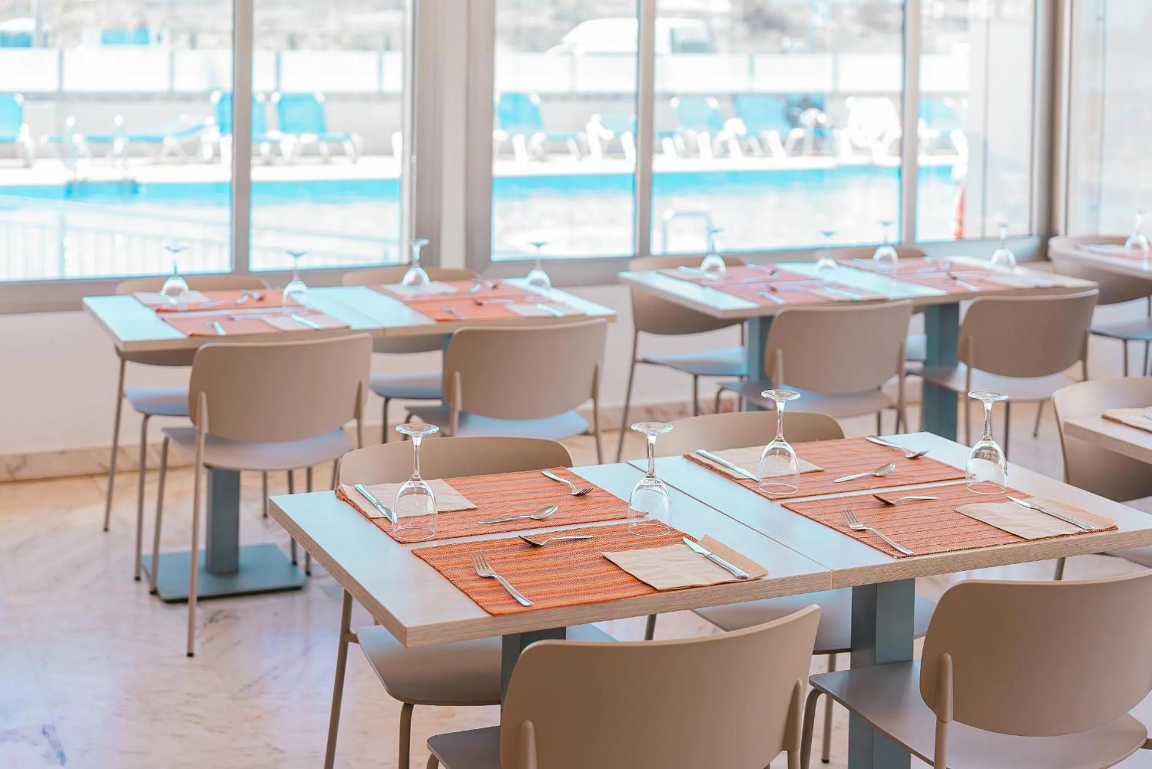 Restaurant/places to eat in Port Europa