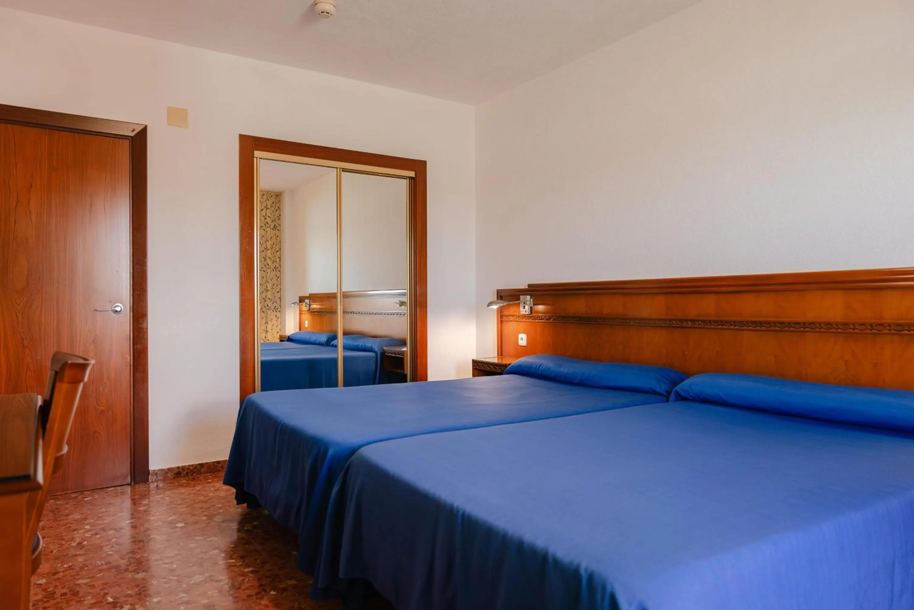 Photo of the whole room, Bed in Port Europa