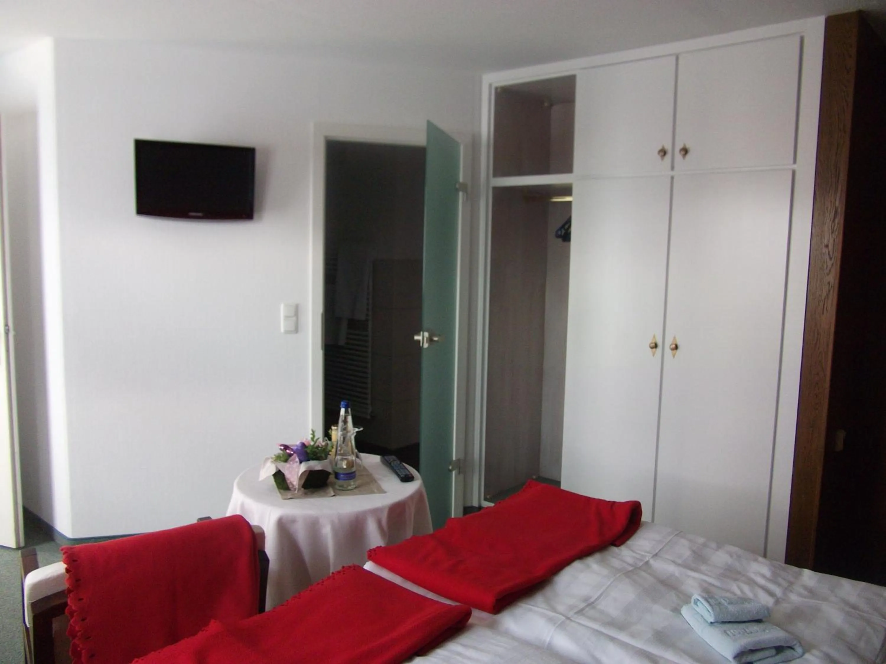 Photo of the whole room, TV/Entertainment Center in Hotel Jägerhof garni