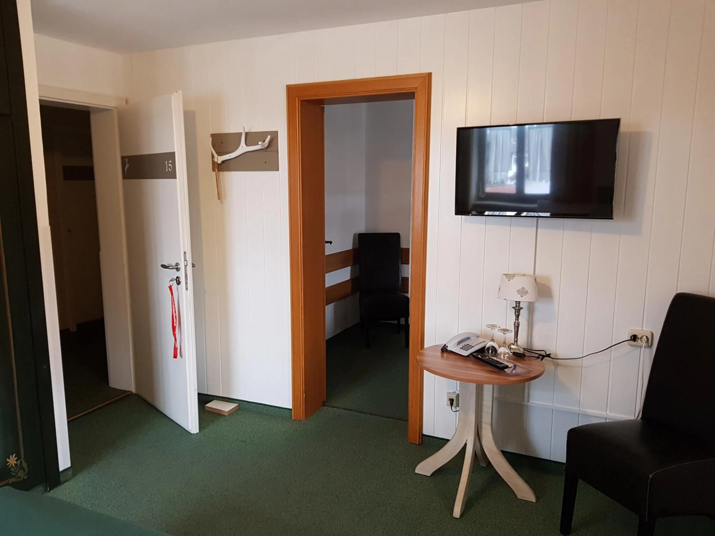 Photo of the whole room, TV/Entertainment Center in Hotel Jägerhof garni