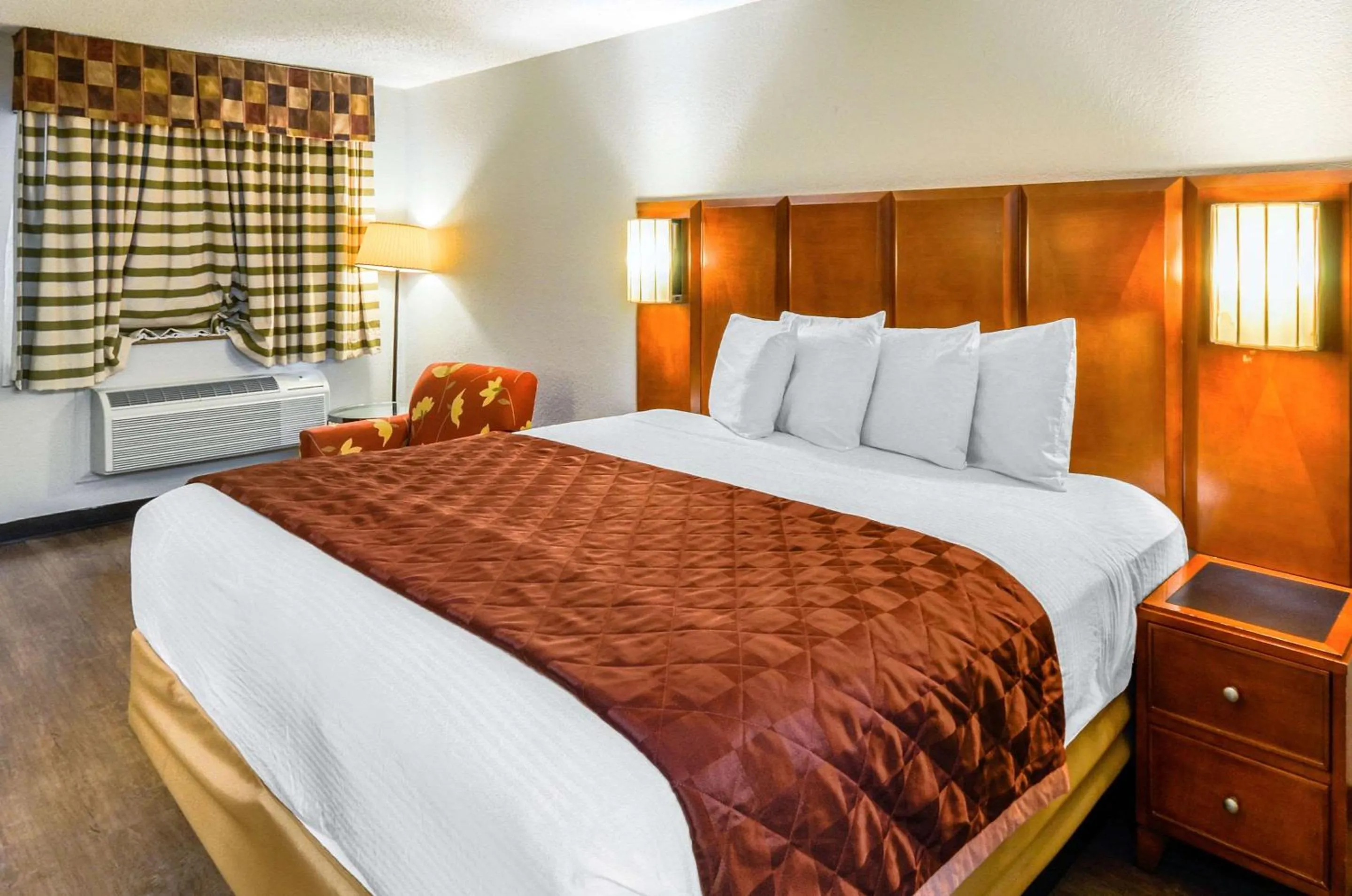 Photo of the whole room, Bed in Rodeway Inn North Charleston - Ashley Phosphate