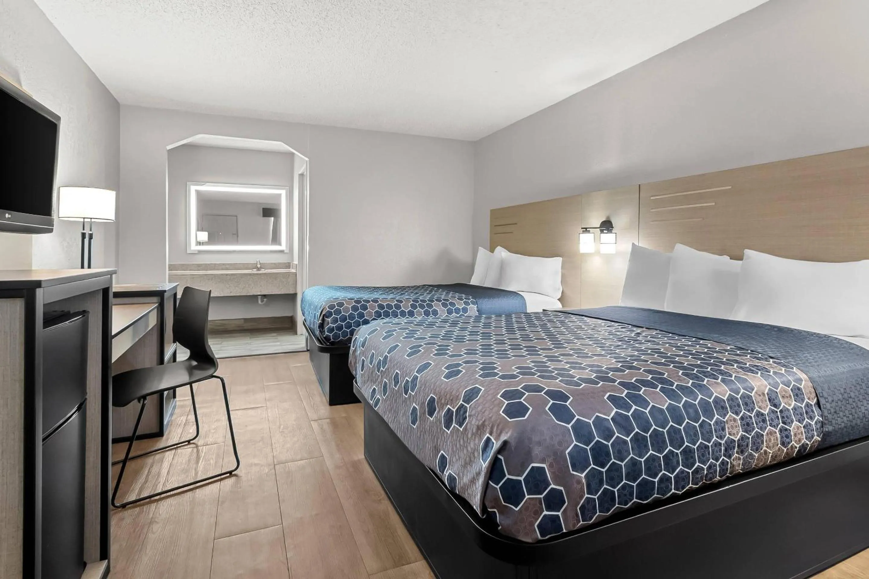 Bedroom, Bed in Rodeway Inn North Charleston - Ashley Phosphate