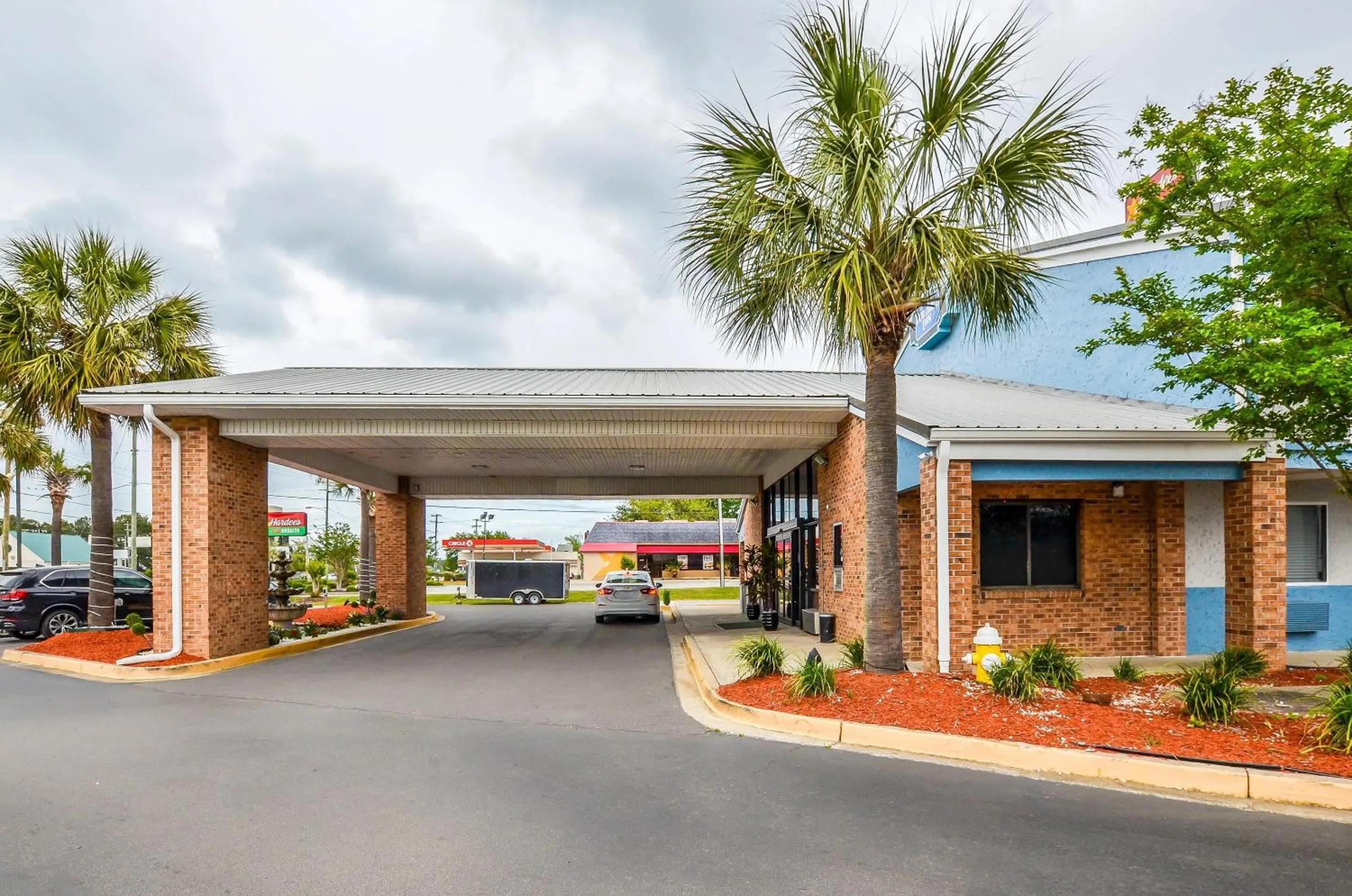 Property building in Rodeway Inn North Charleston - Ashley Phosphate