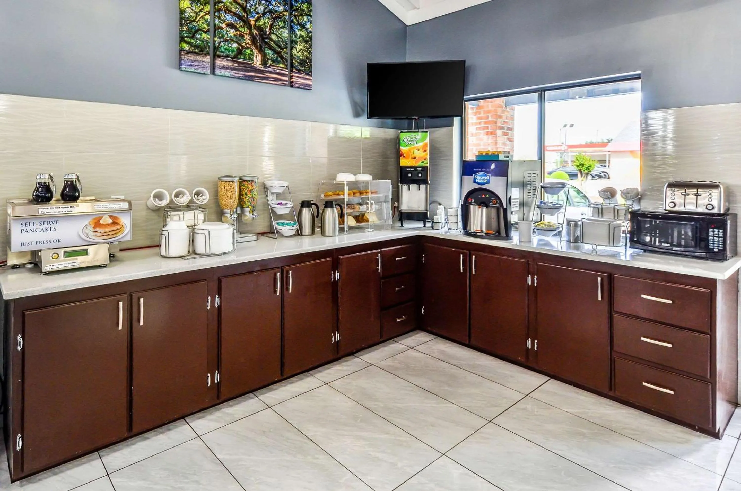 Restaurant/places to eat in Rodeway Inn North Charleston - Ashley Phosphate