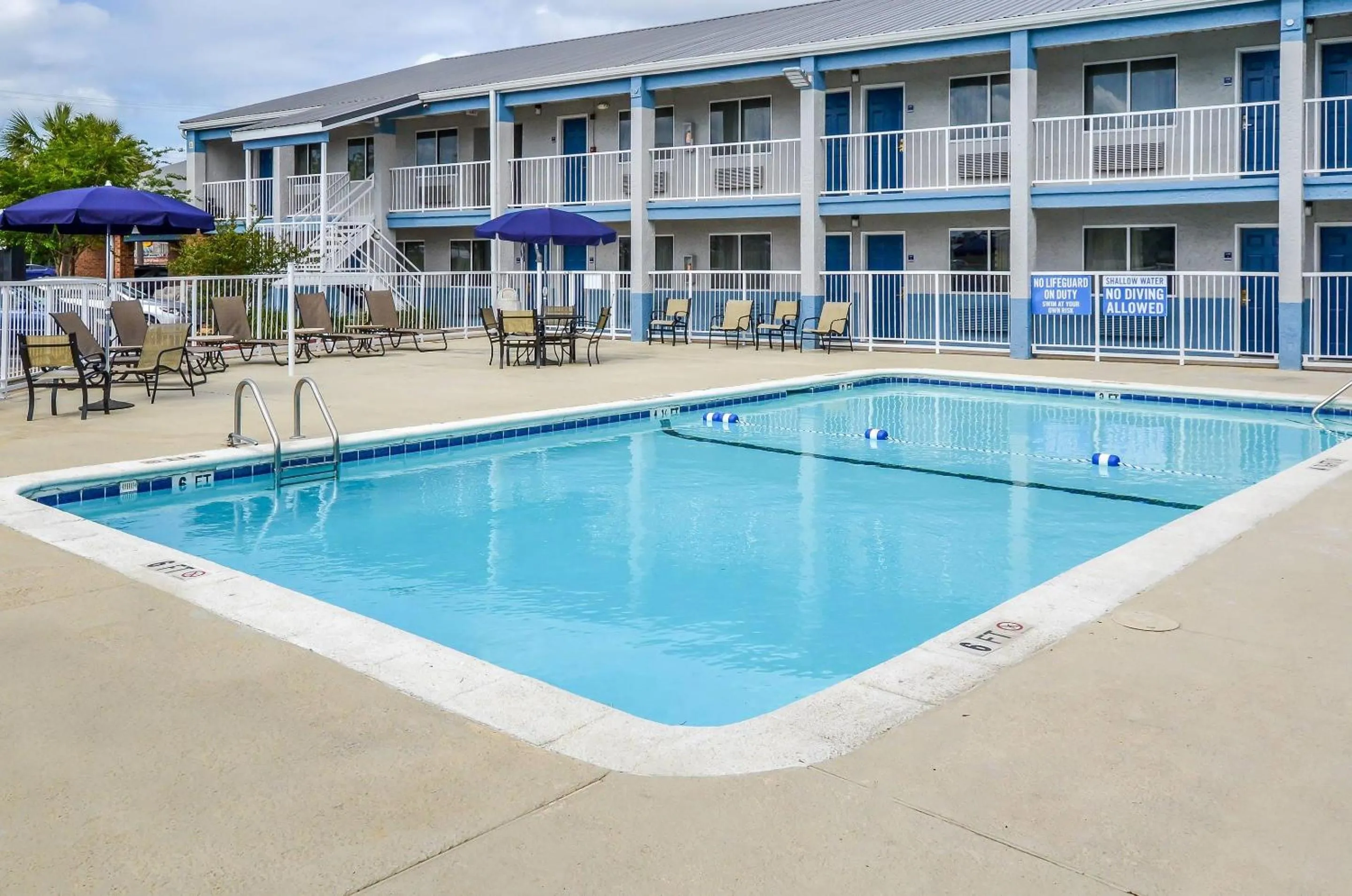 Swimming pool in Rodeway Inn North Charleston - Ashley Phosphate