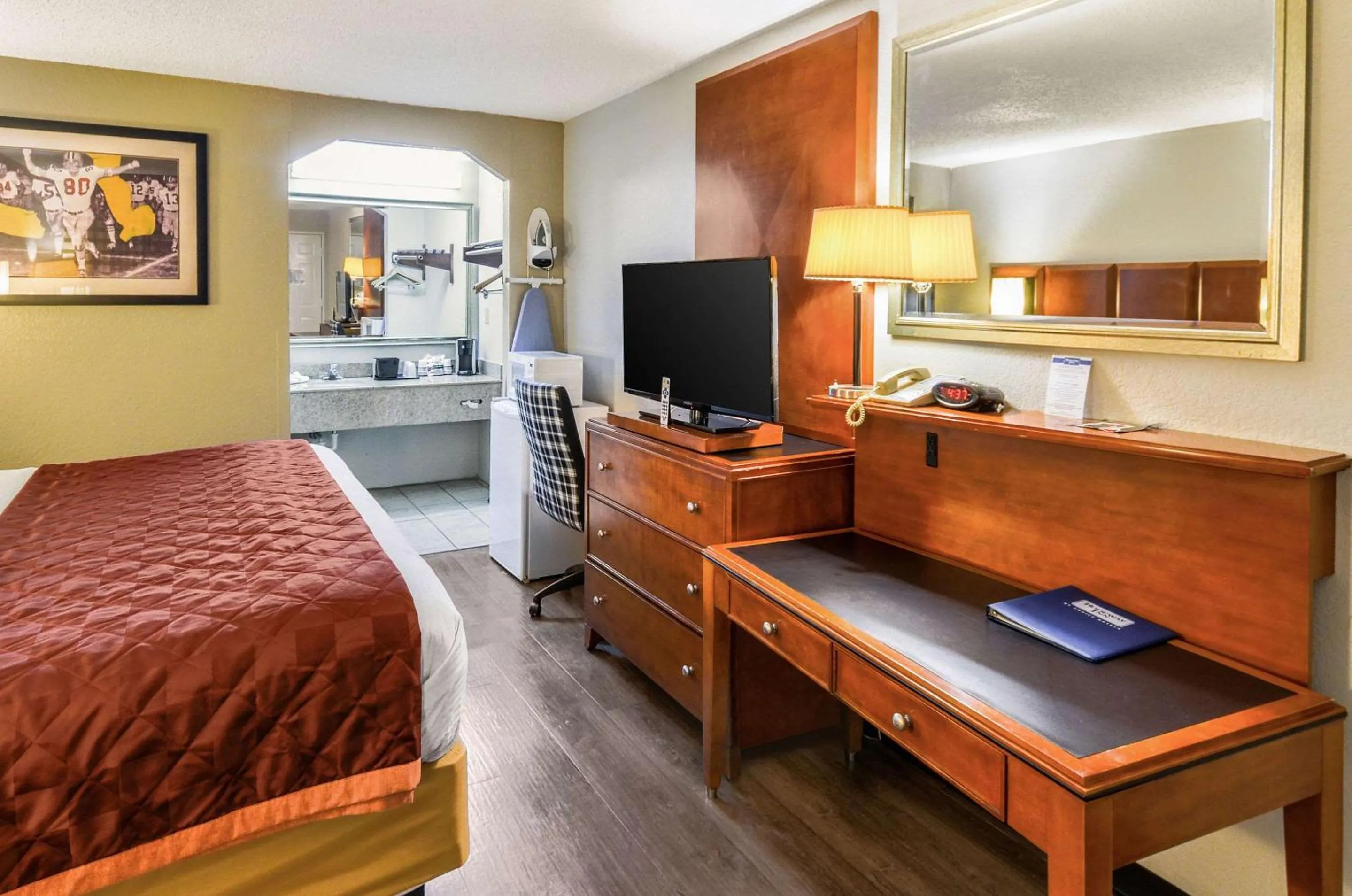 Photo of the whole room, Bed in Rodeway Inn North Charleston - Ashley Phosphate