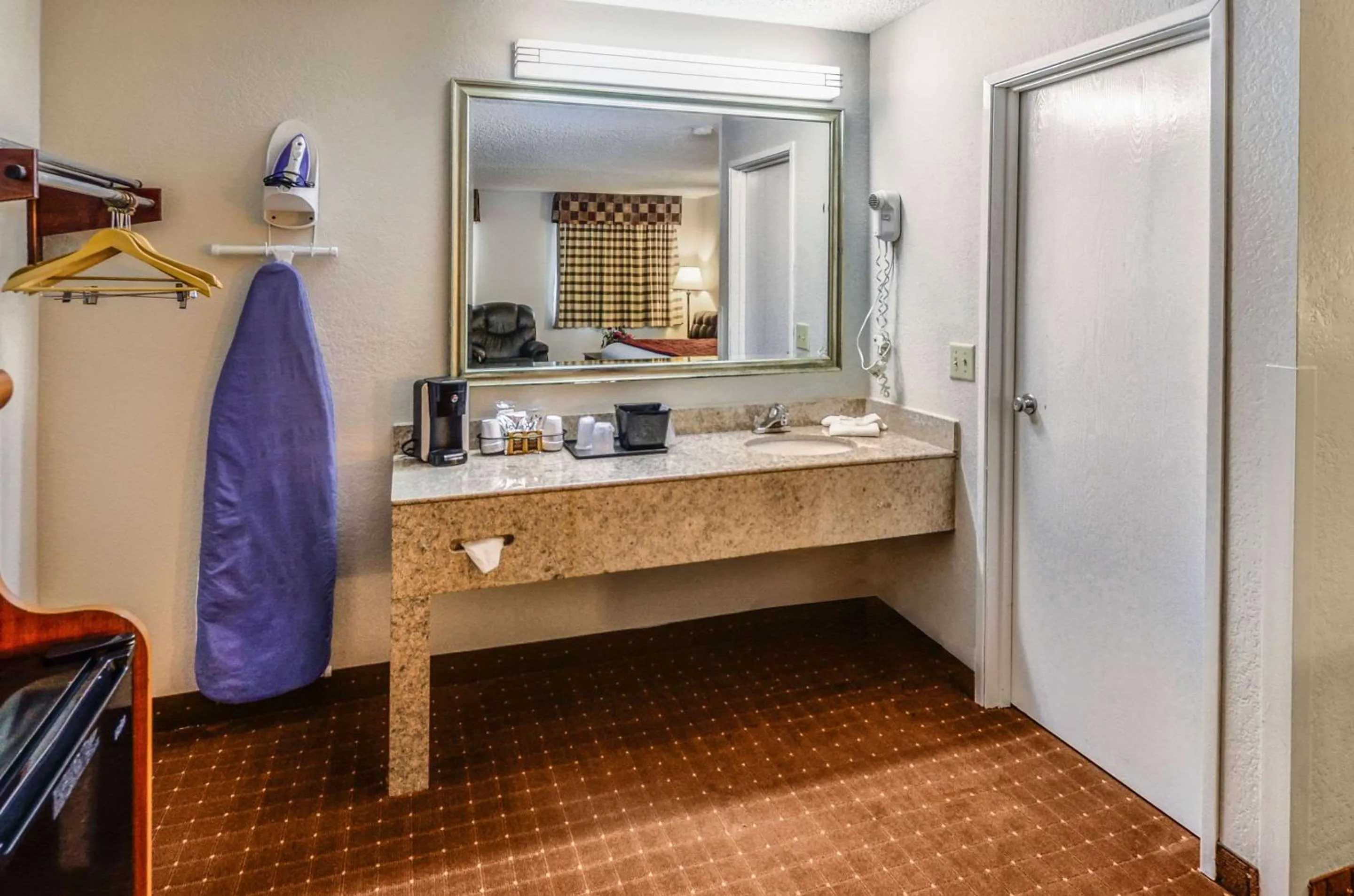 Bedroom in Rodeway Inn North Charleston - Ashley Phosphate