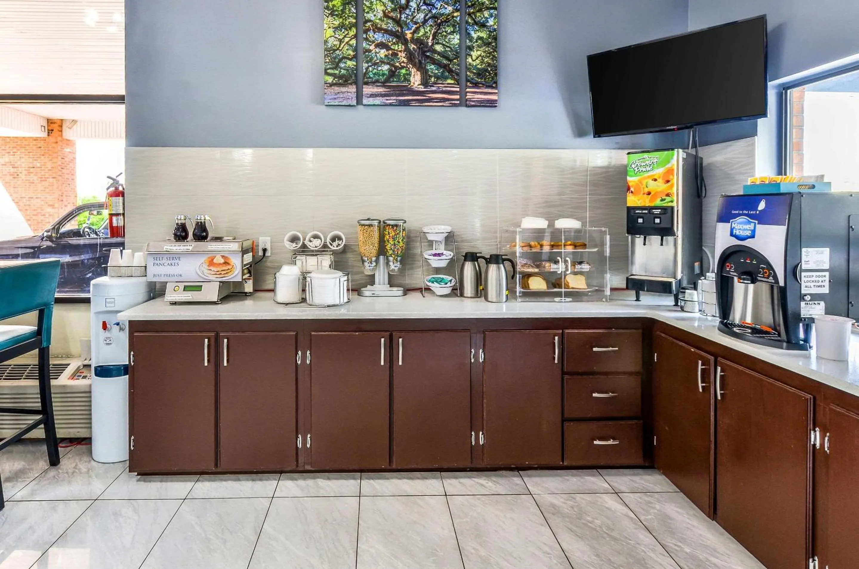 Restaurant/places to eat in Rodeway Inn North Charleston - Ashley Phosphate