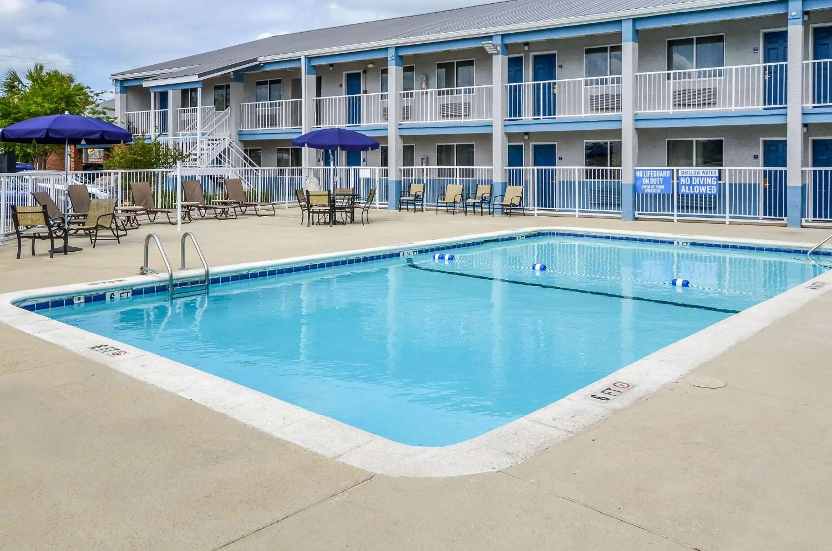 Swimming pool in Rodeway Inn North Charleston - Ashley Phosphate