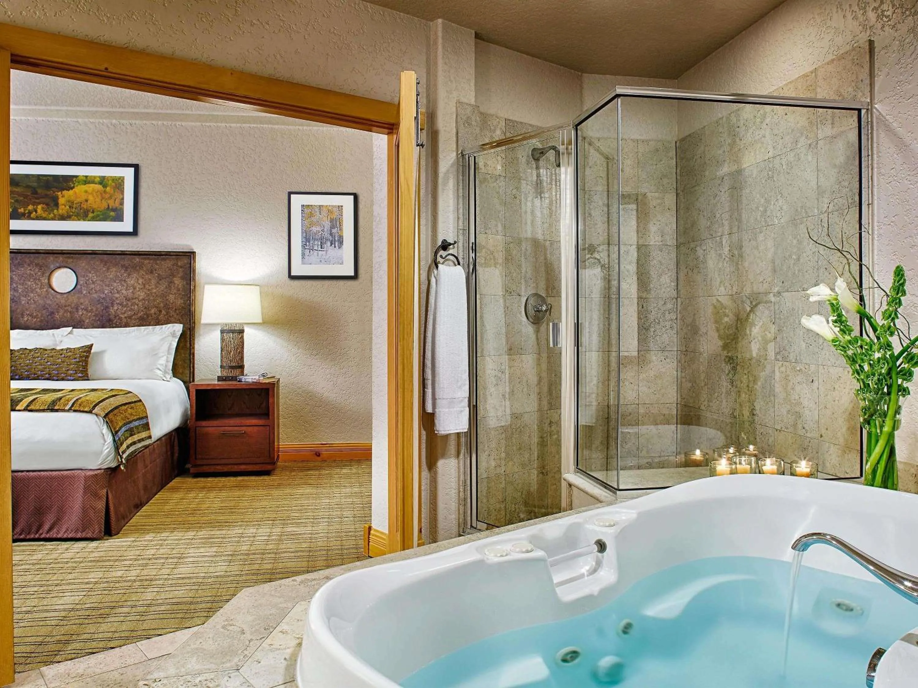 Bedroom, Bed in Fairmont Heritage Place, Franz Klammer Lodge