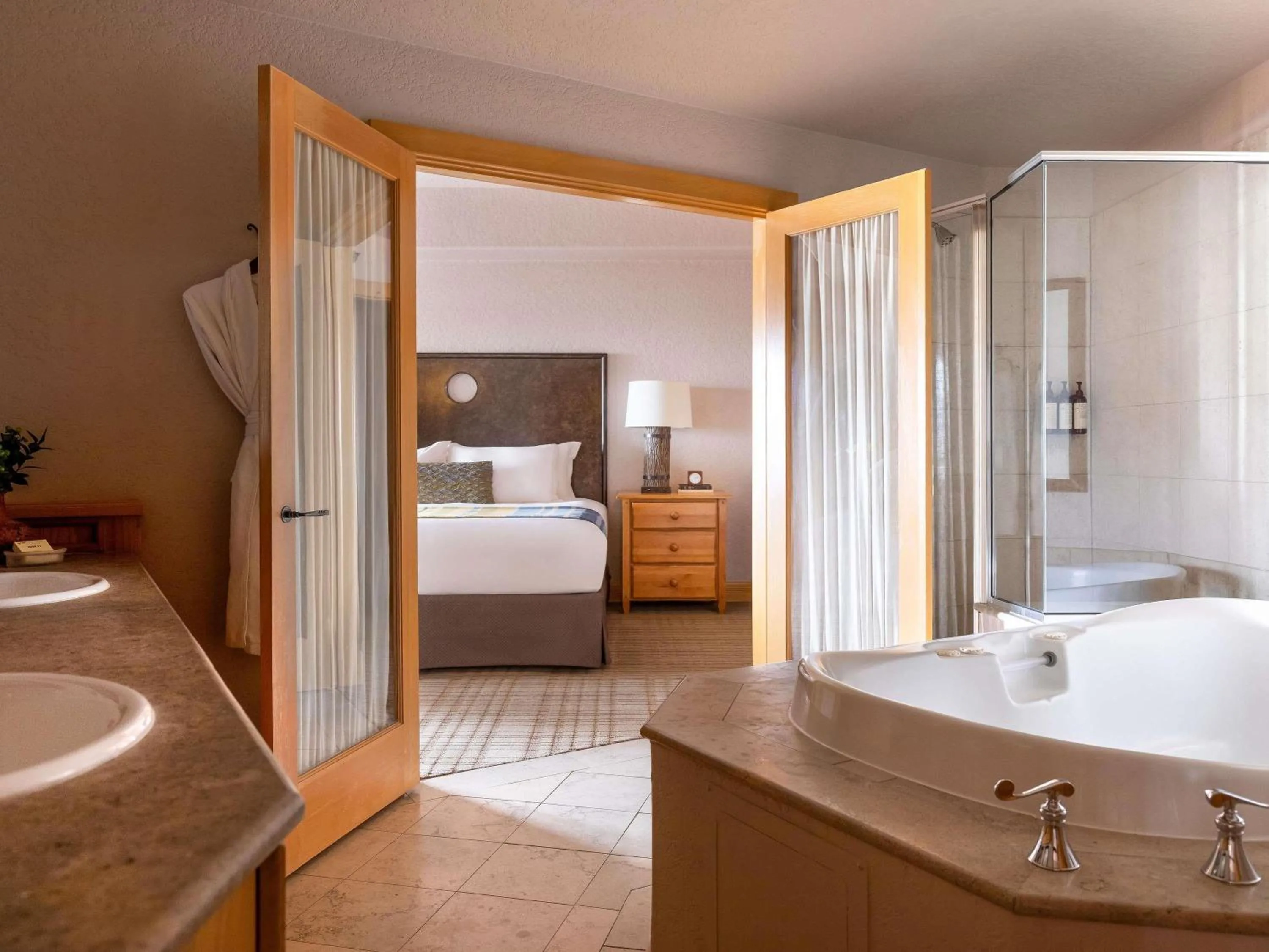 Bedroom, Bed in Fairmont Heritage Place, Franz Klammer Lodge