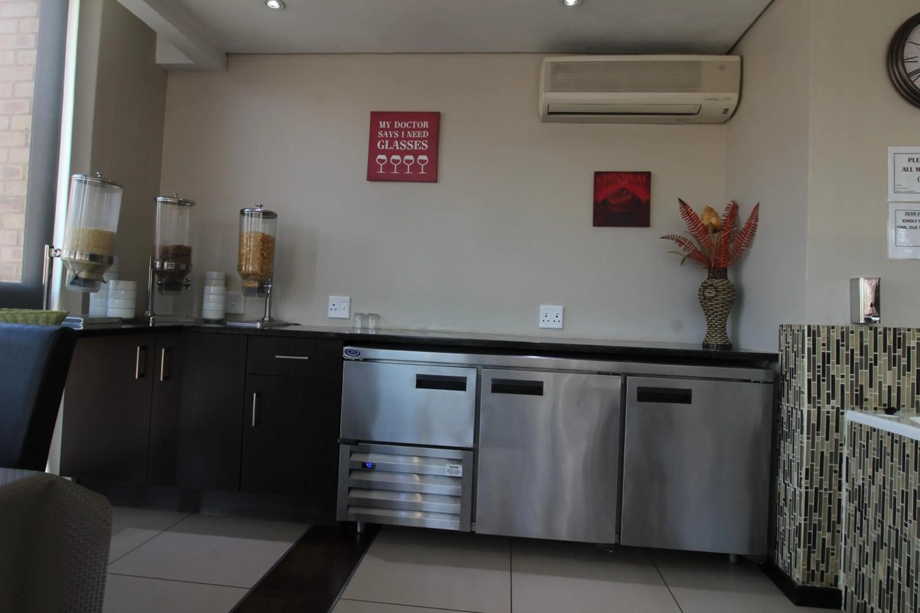 Communal kitchen in Alcazaba Hotel