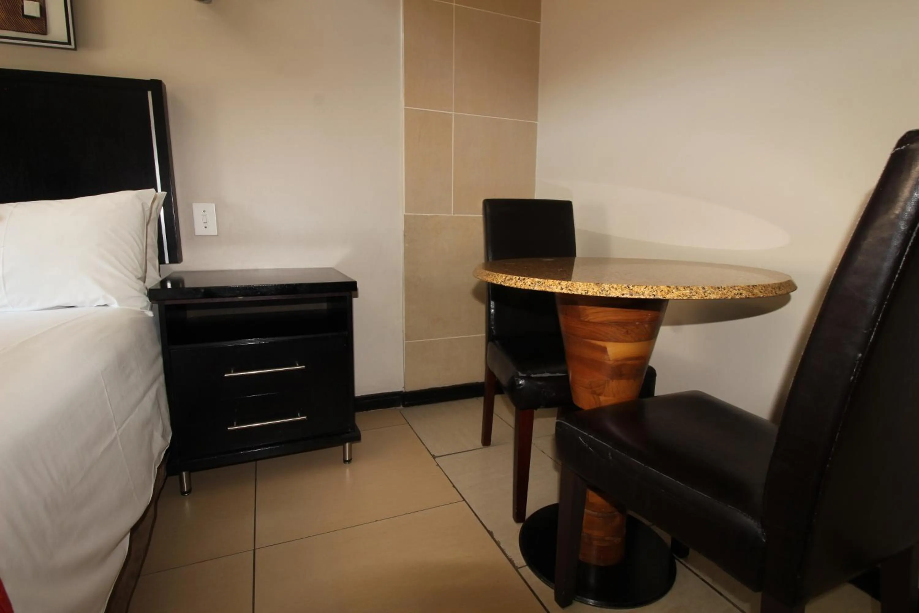 Seating area, Bed in Alcazaba Hotel