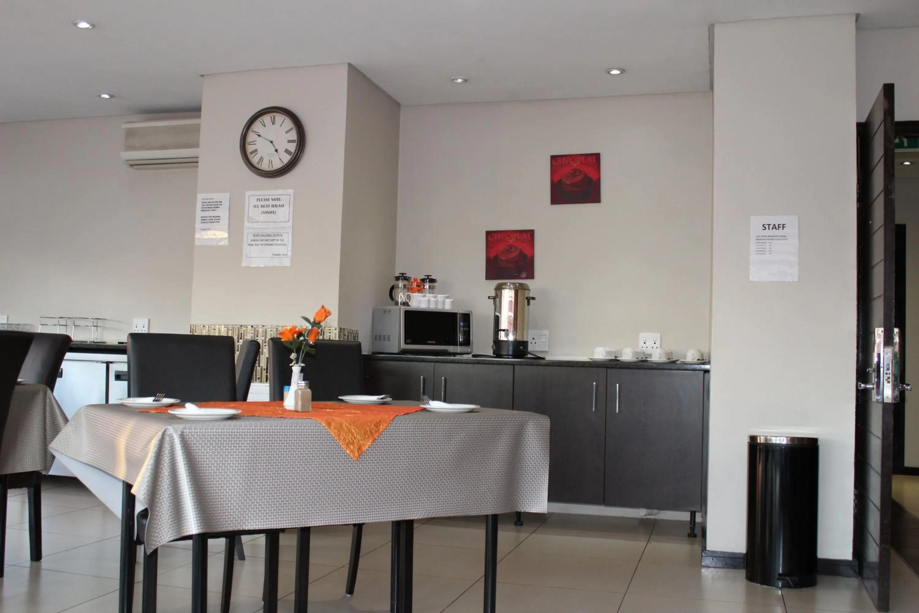 Communal kitchen in Alcazaba Hotel