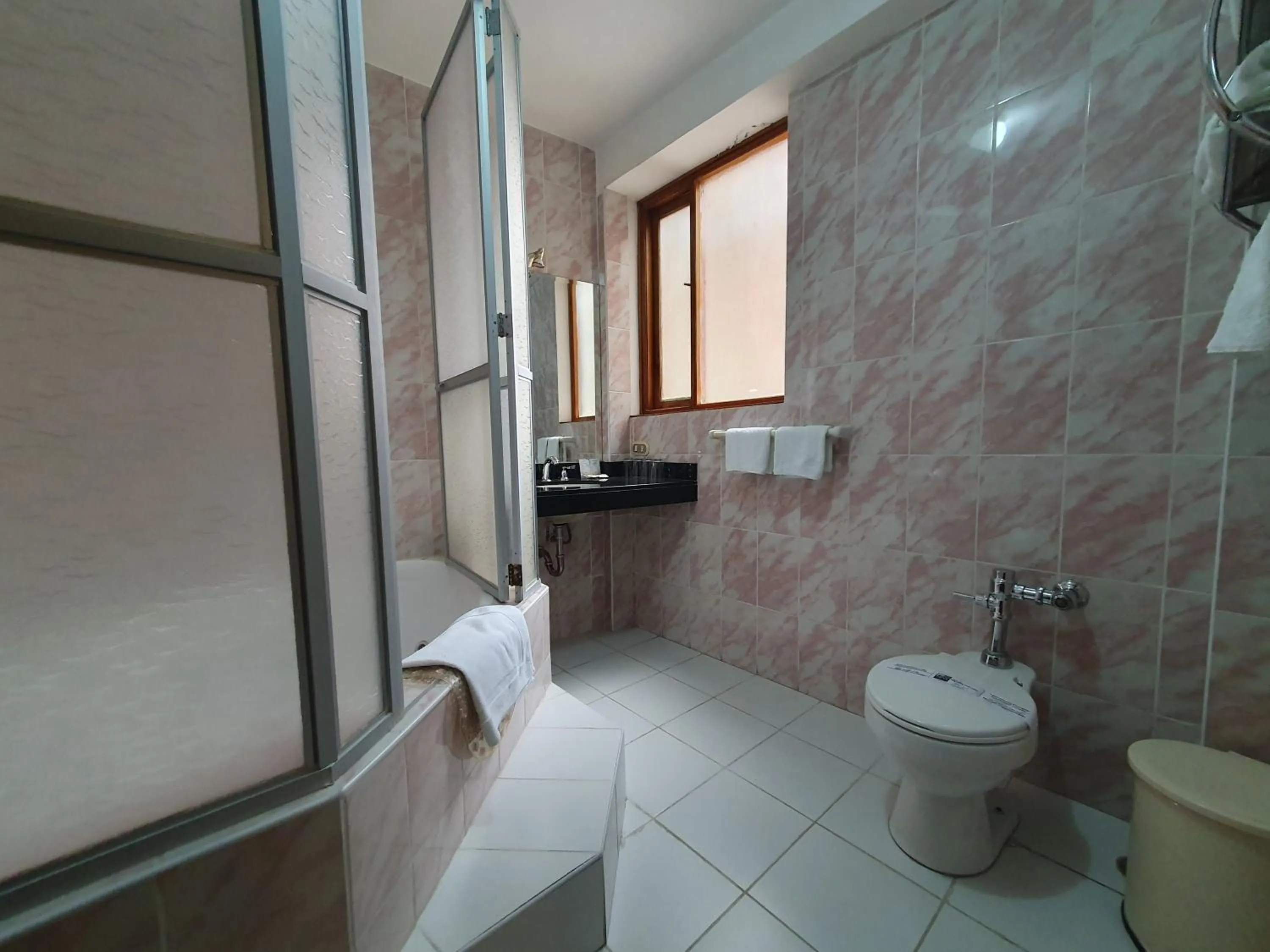 Bathroom in Qelqatani Hotel