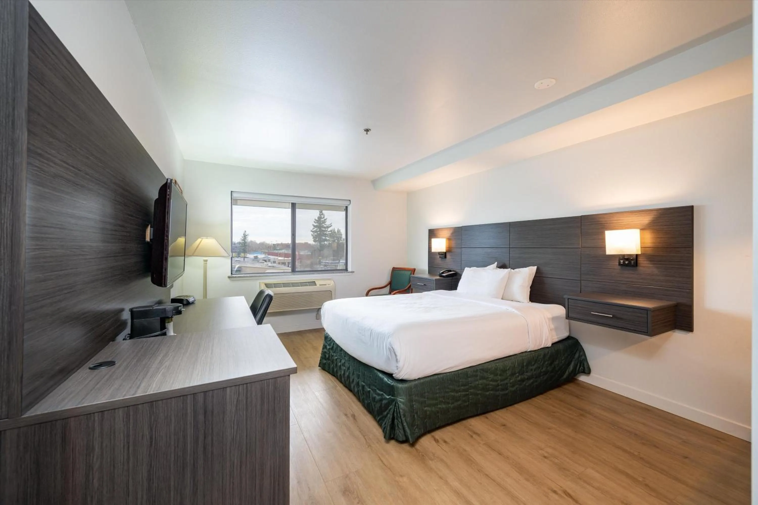 Photo of the whole room, Bed in Baymont INN & Suites by Wyndham