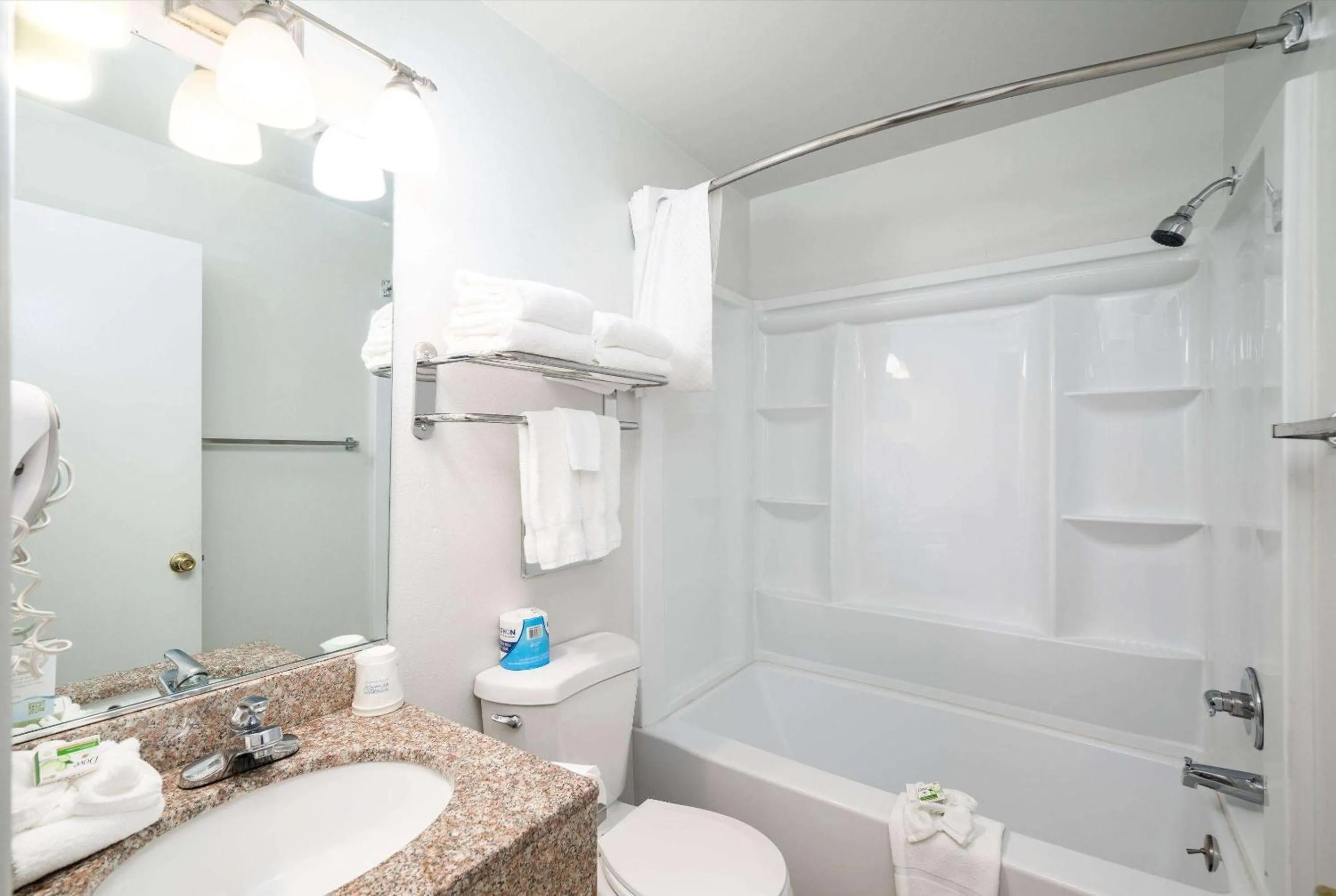 TV and multimedia in Baymont INN & Suites by Wyndham