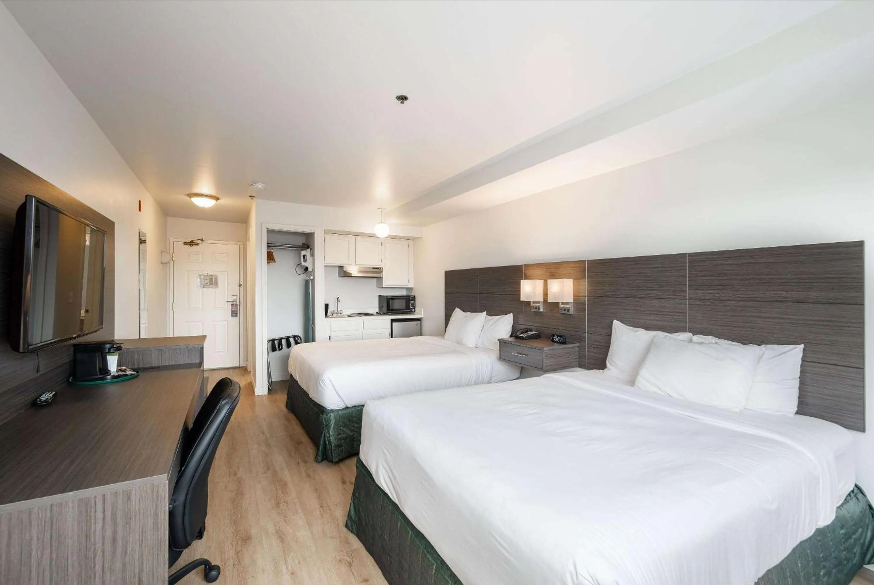 Photo of the whole room, Bed in Baymont INN & Suites by Wyndham