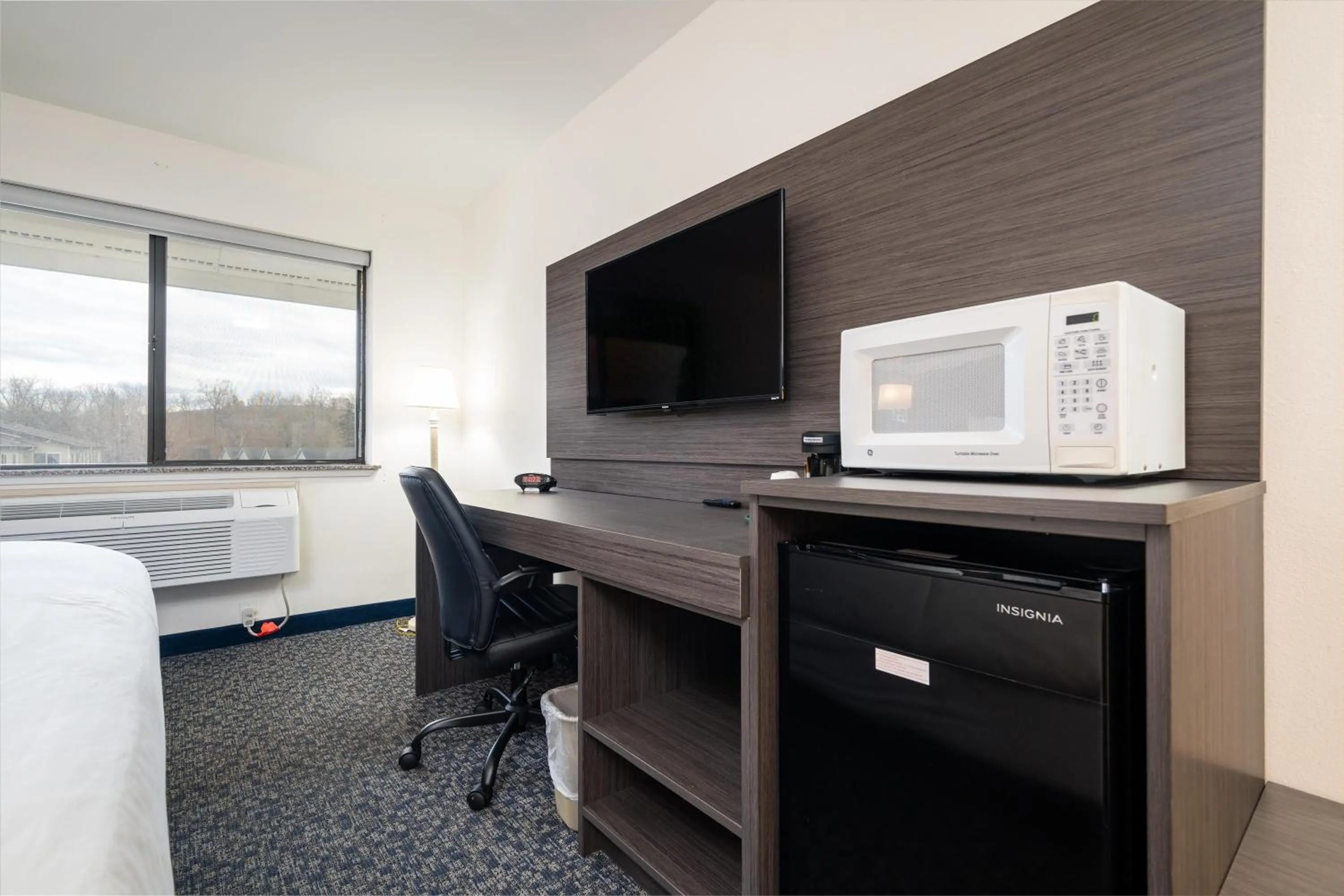 hair dresser, Bed in Baymont INN & Suites by Wyndham