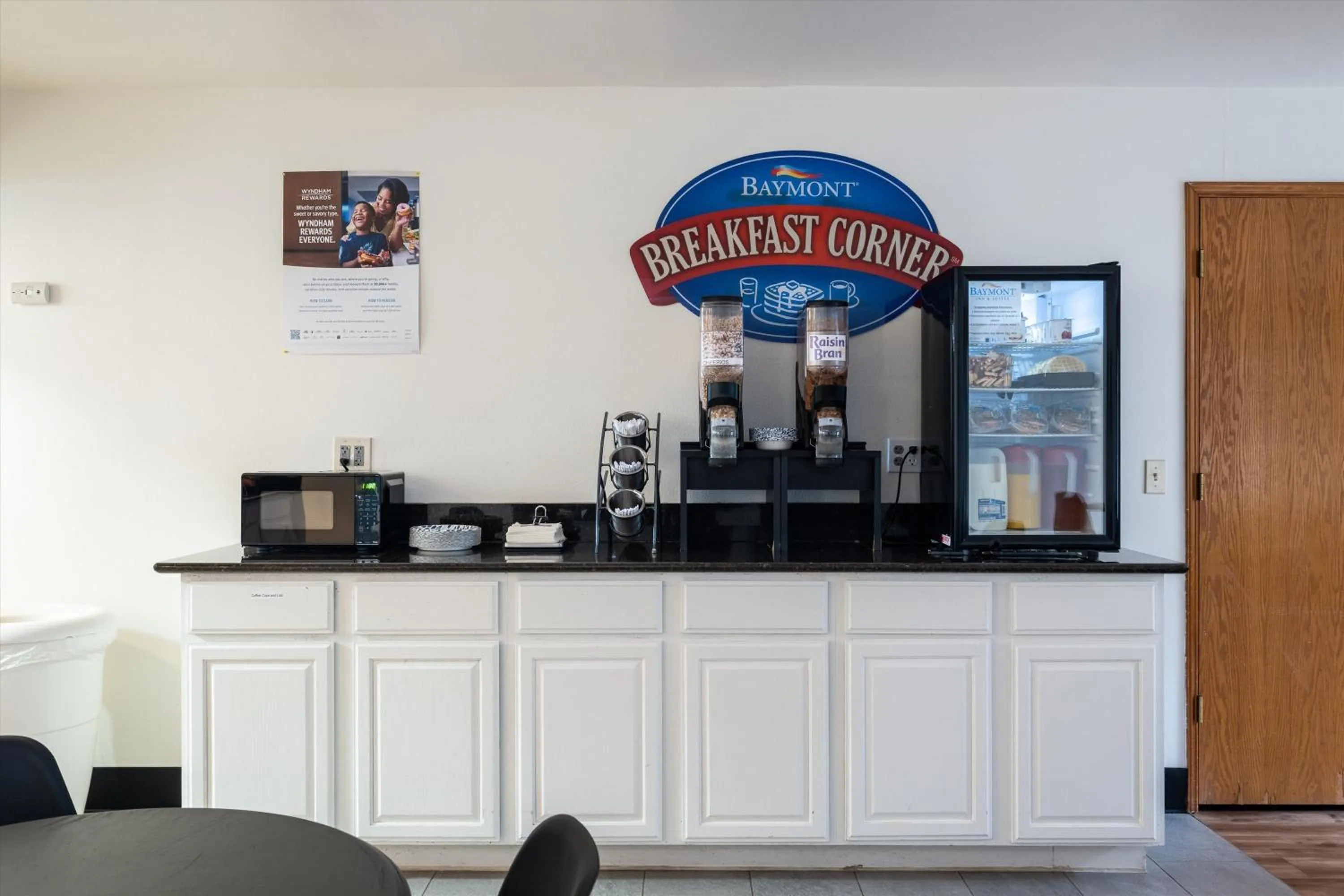 Breakfast in Baymont INN & Suites by Wyndham