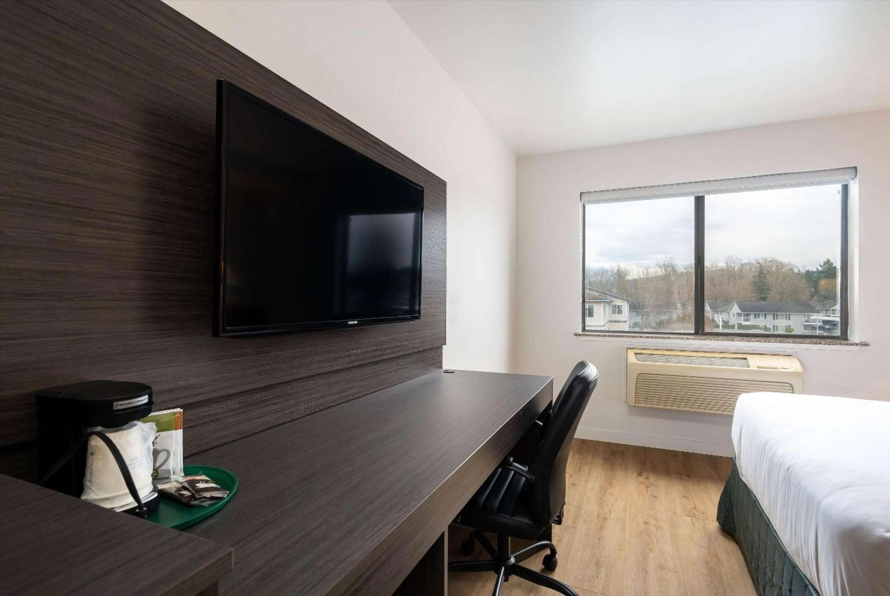 Photo of the whole room, Bed in Baymont INN & Suites by Wyndham