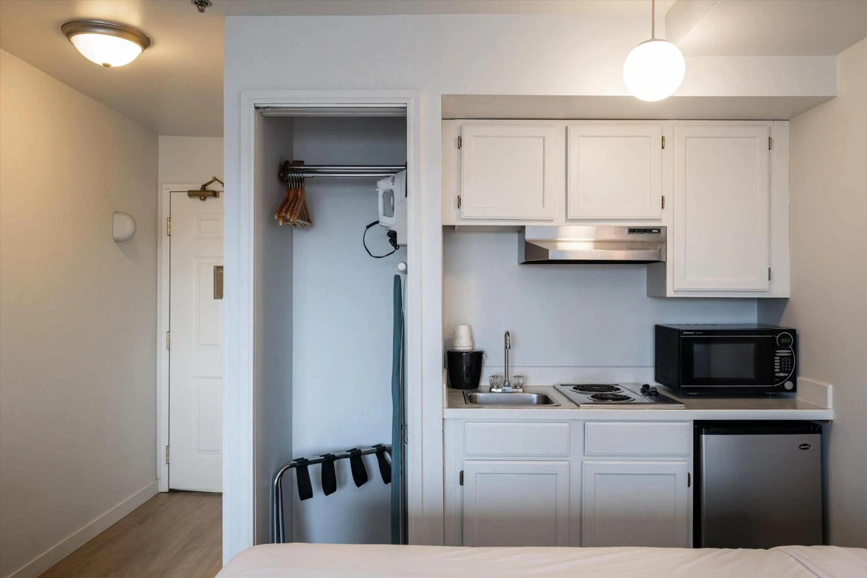 Kitchen or kitchenette in Baymont INN & Suites by Wyndham