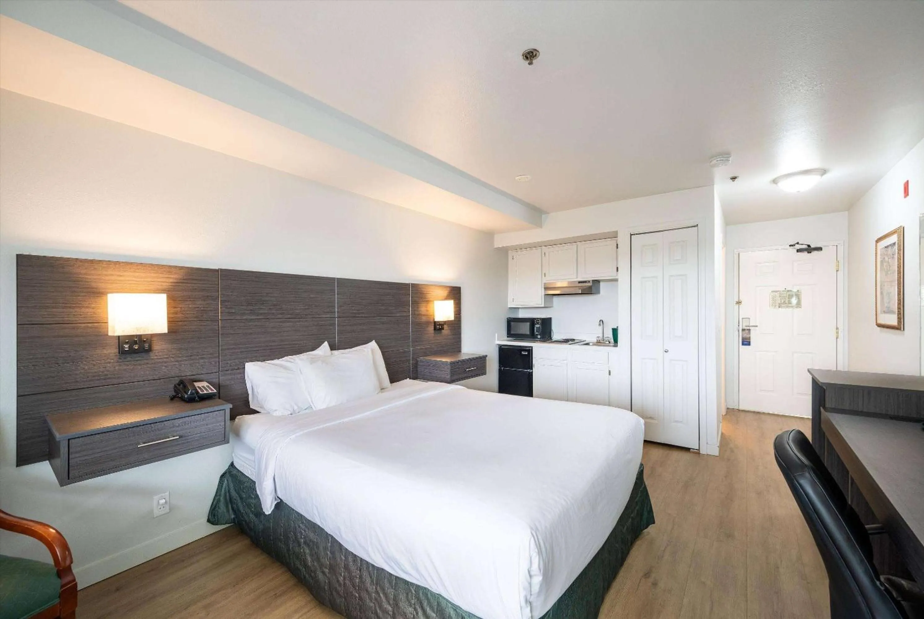 Photo of the whole room, Bed in Baymont INN & Suites by Wyndham