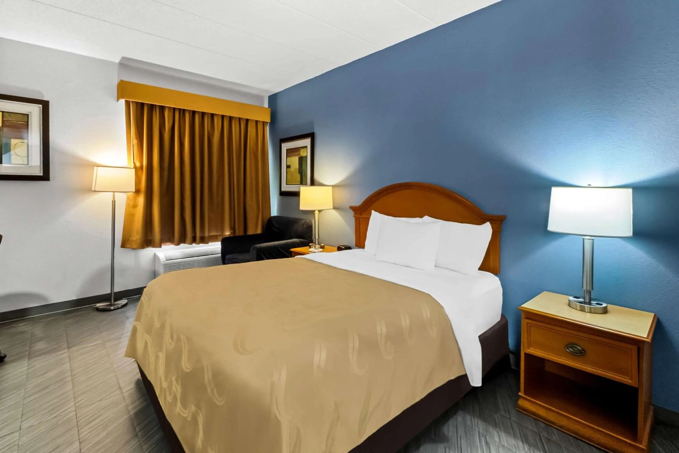 Bedroom, Bed in Quality Inn & Suites CVG Airport