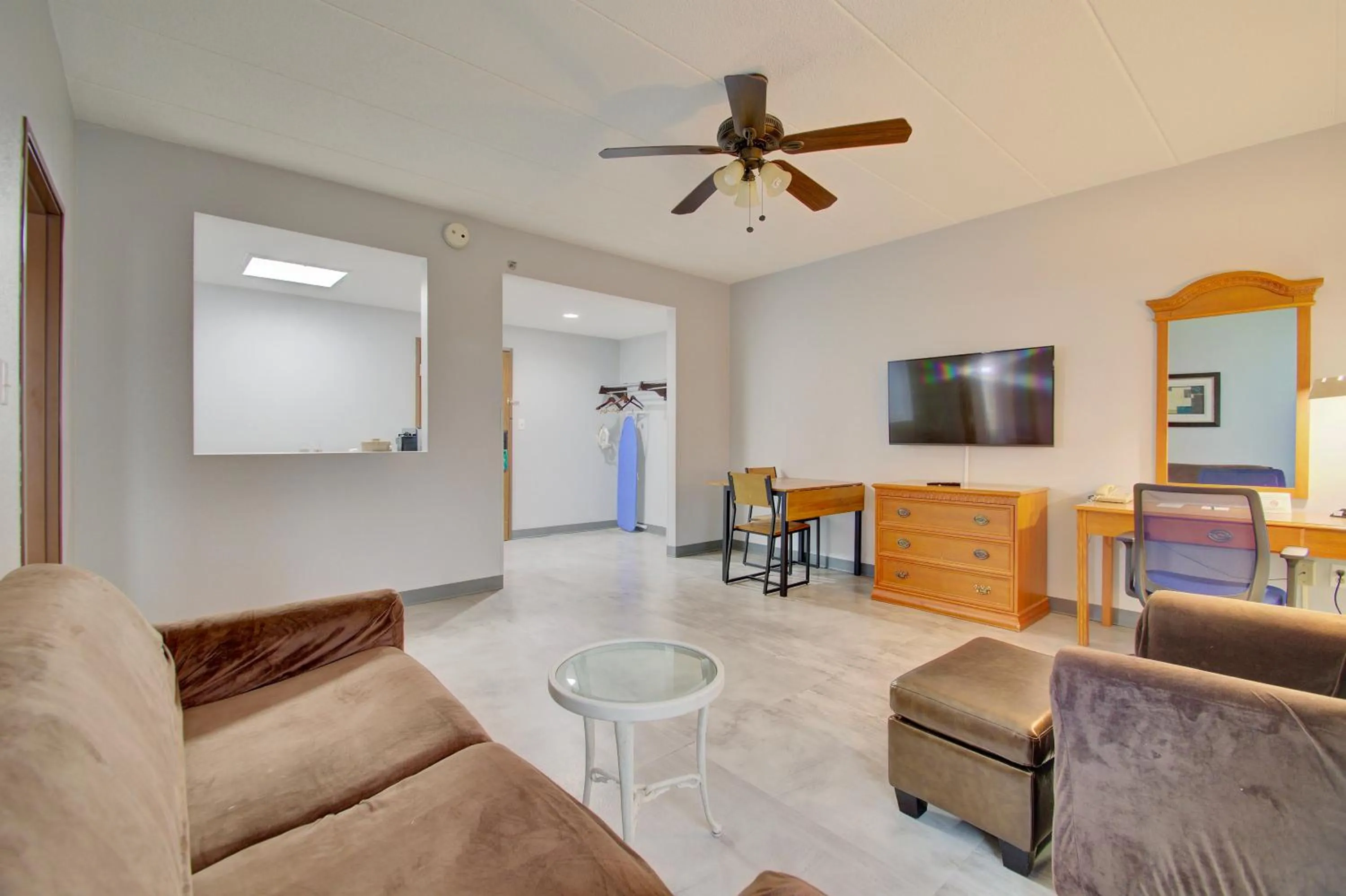 Living room in Quality Inn & Suites CVG Airport