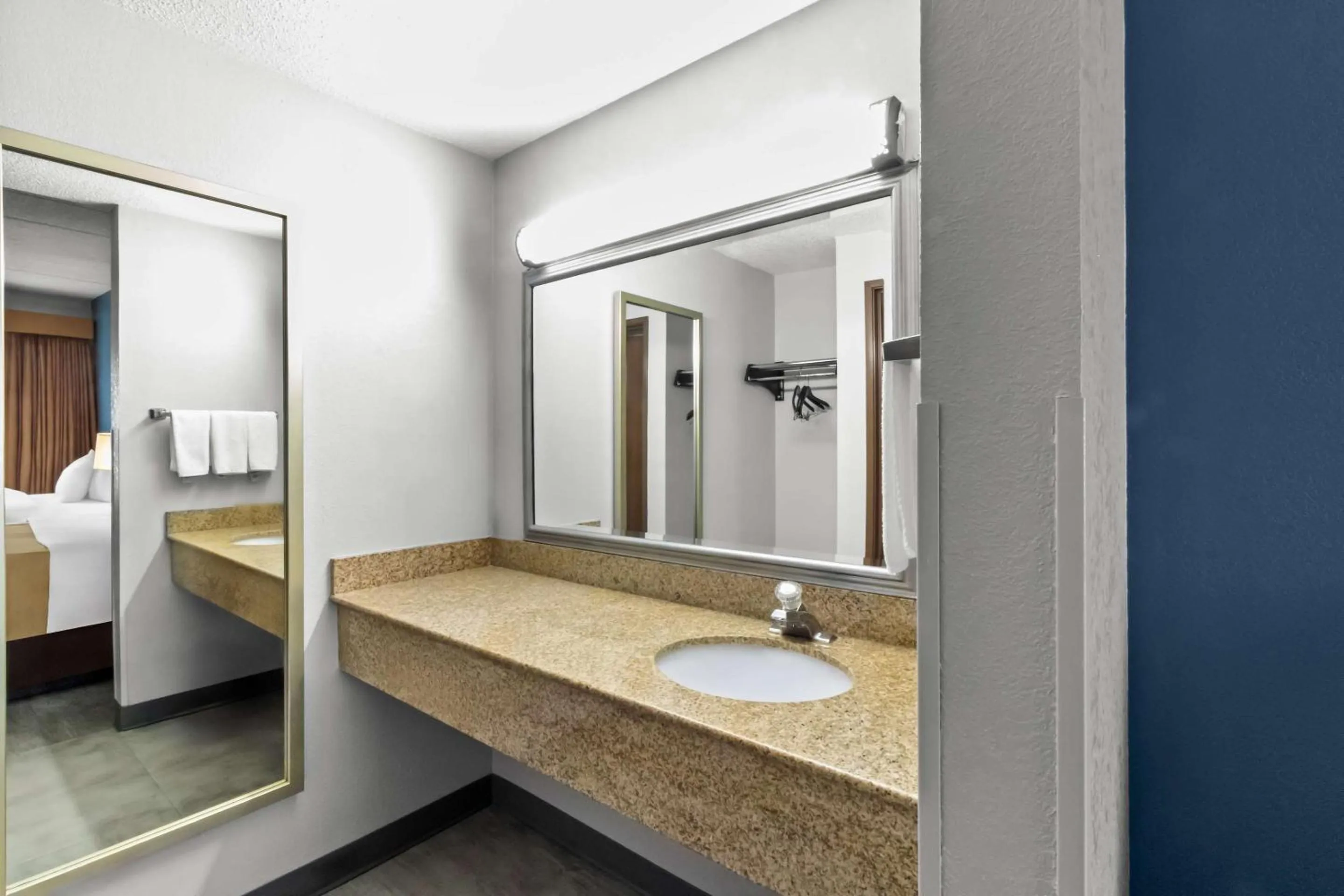 Bedroom, Bed in Quality Inn & Suites CVG Airport