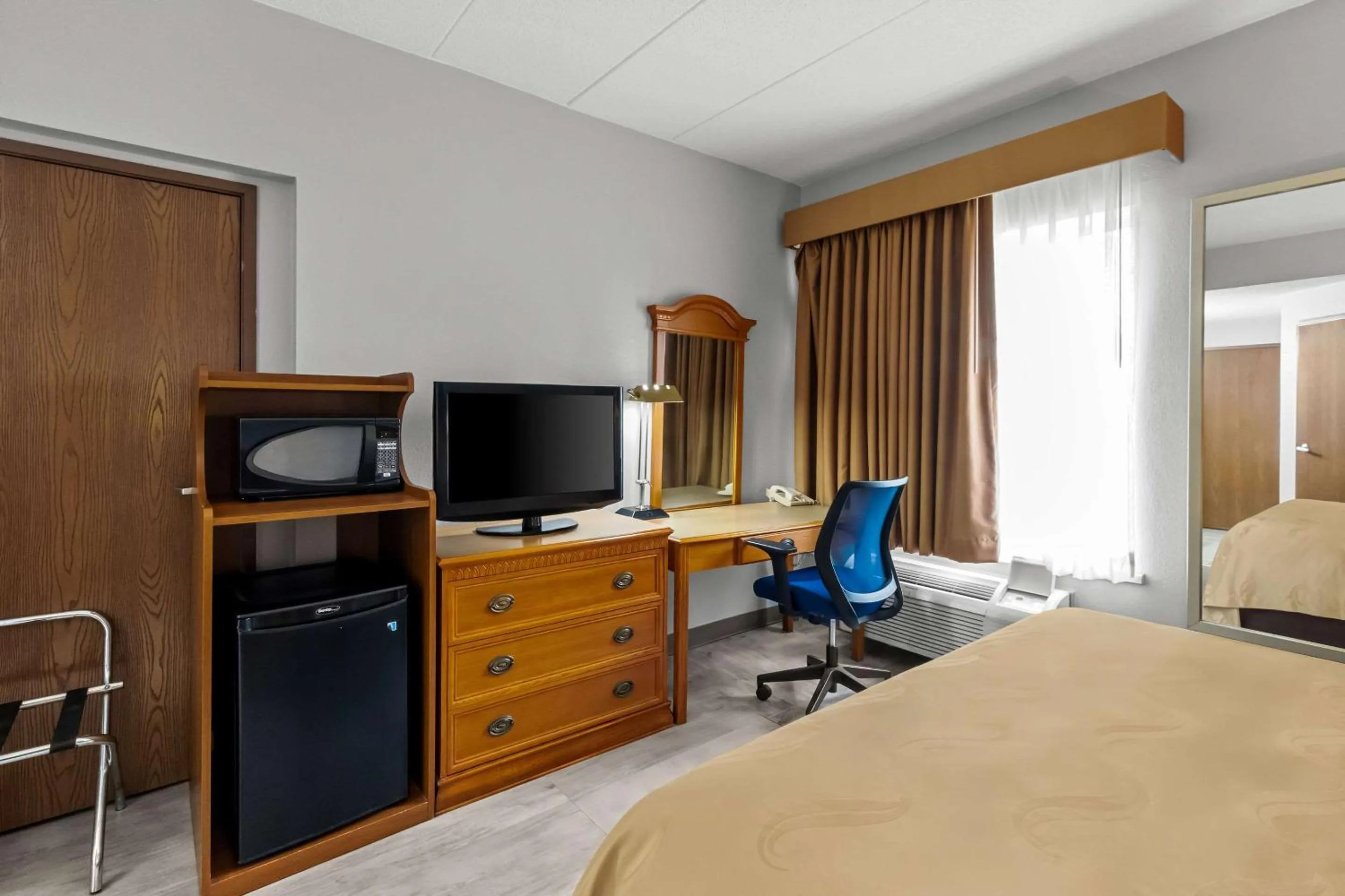 Bedroom, Bed in Quality Inn & Suites CVG Airport