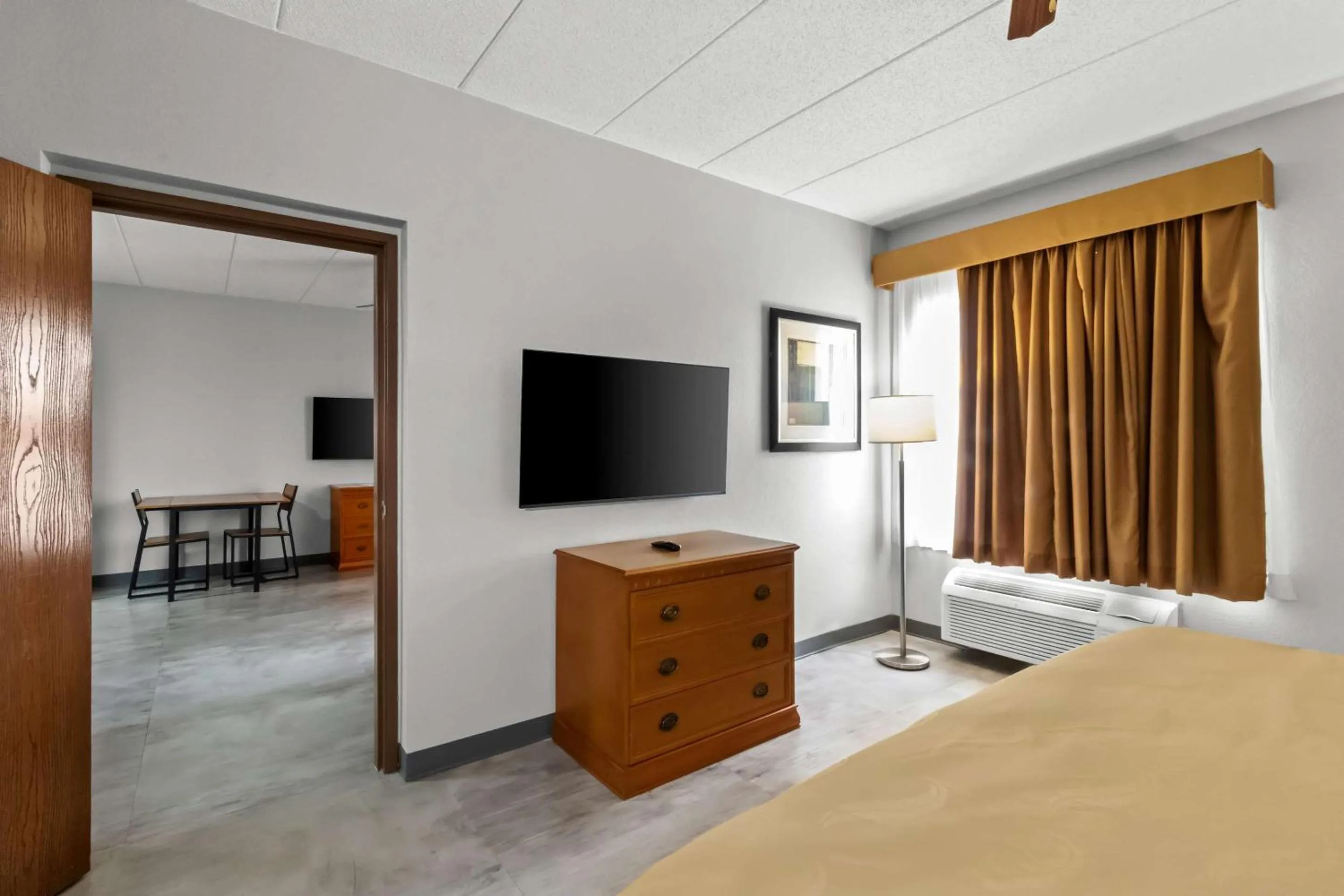Bedroom, Bed in Quality Inn & Suites CVG Airport