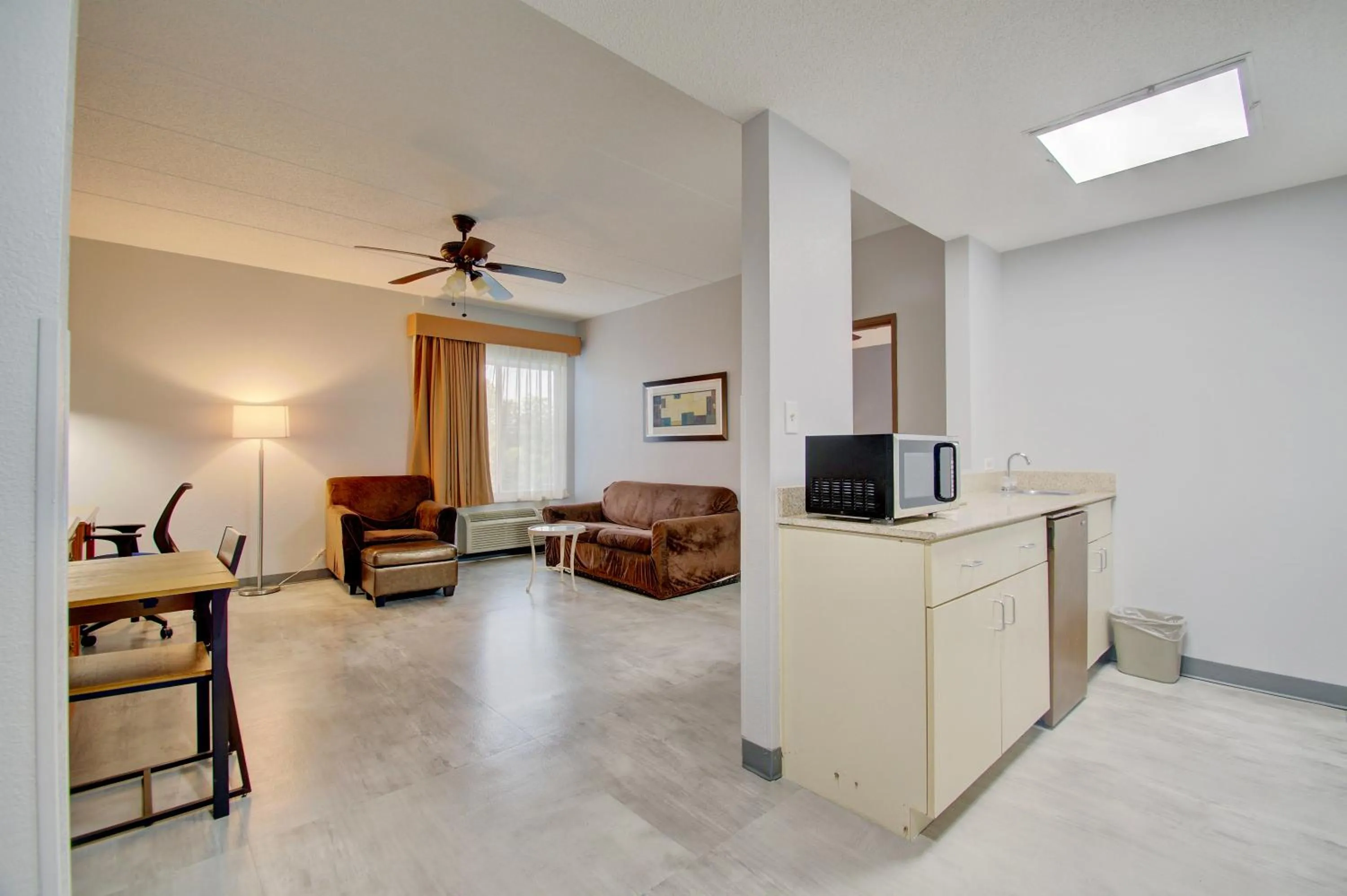 Living room in Quality Inn & Suites CVG Airport