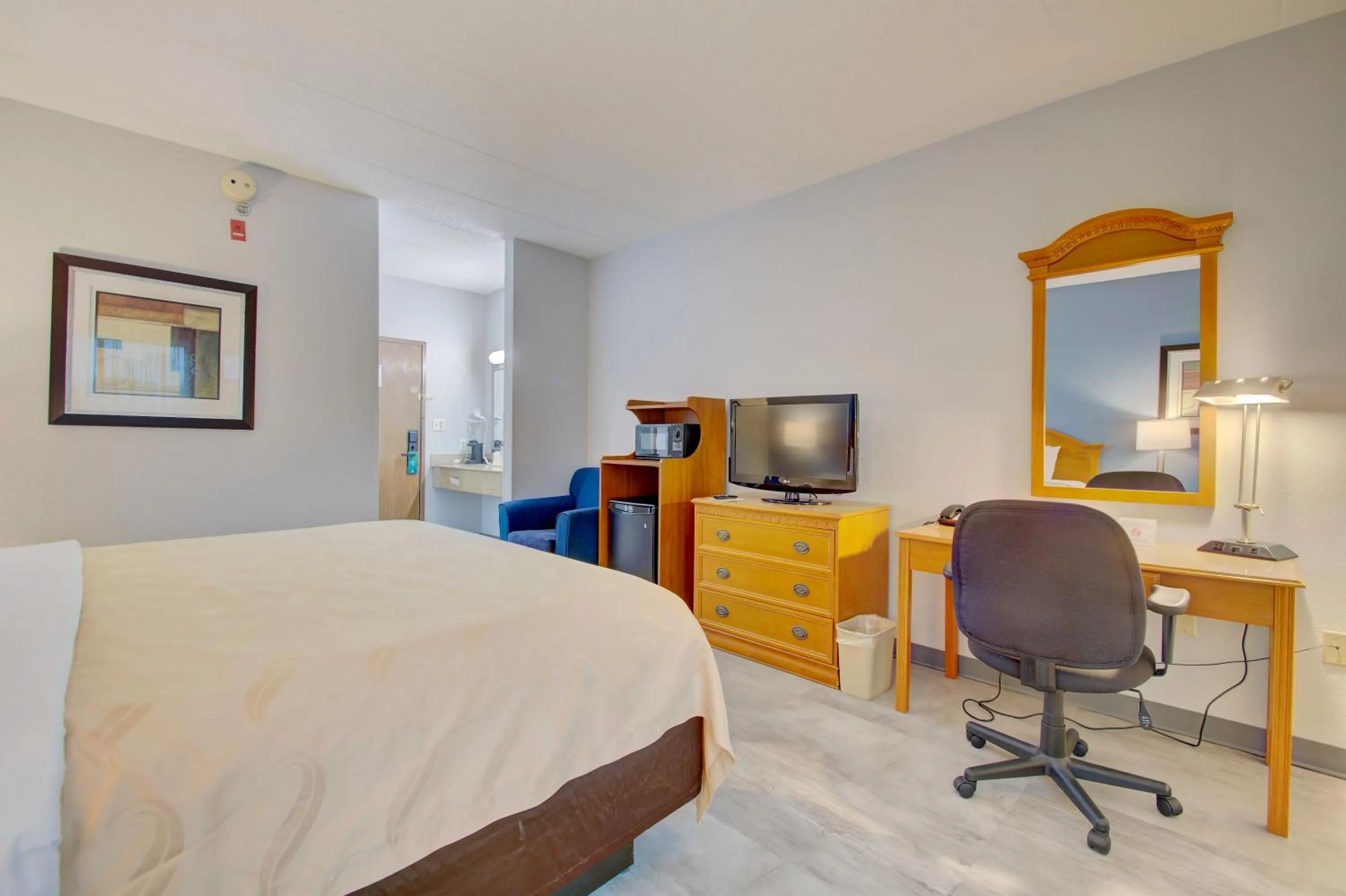 TV and multimedia, Bed in Quality Inn & Suites CVG Airport
