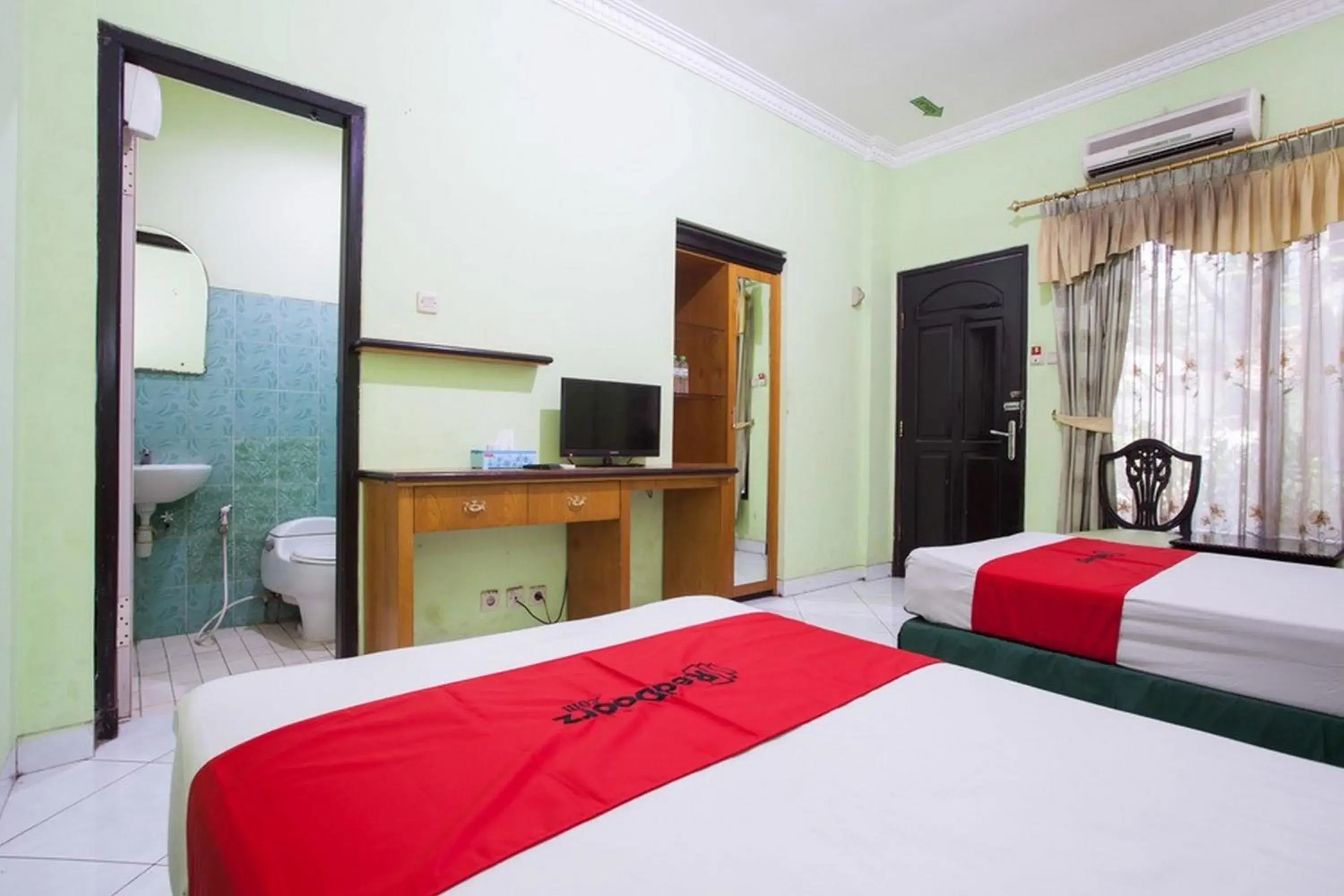 Twin Room in RedDoorz near Juanda International Airport Twin Room in RedDoorz near Juanda International Airport