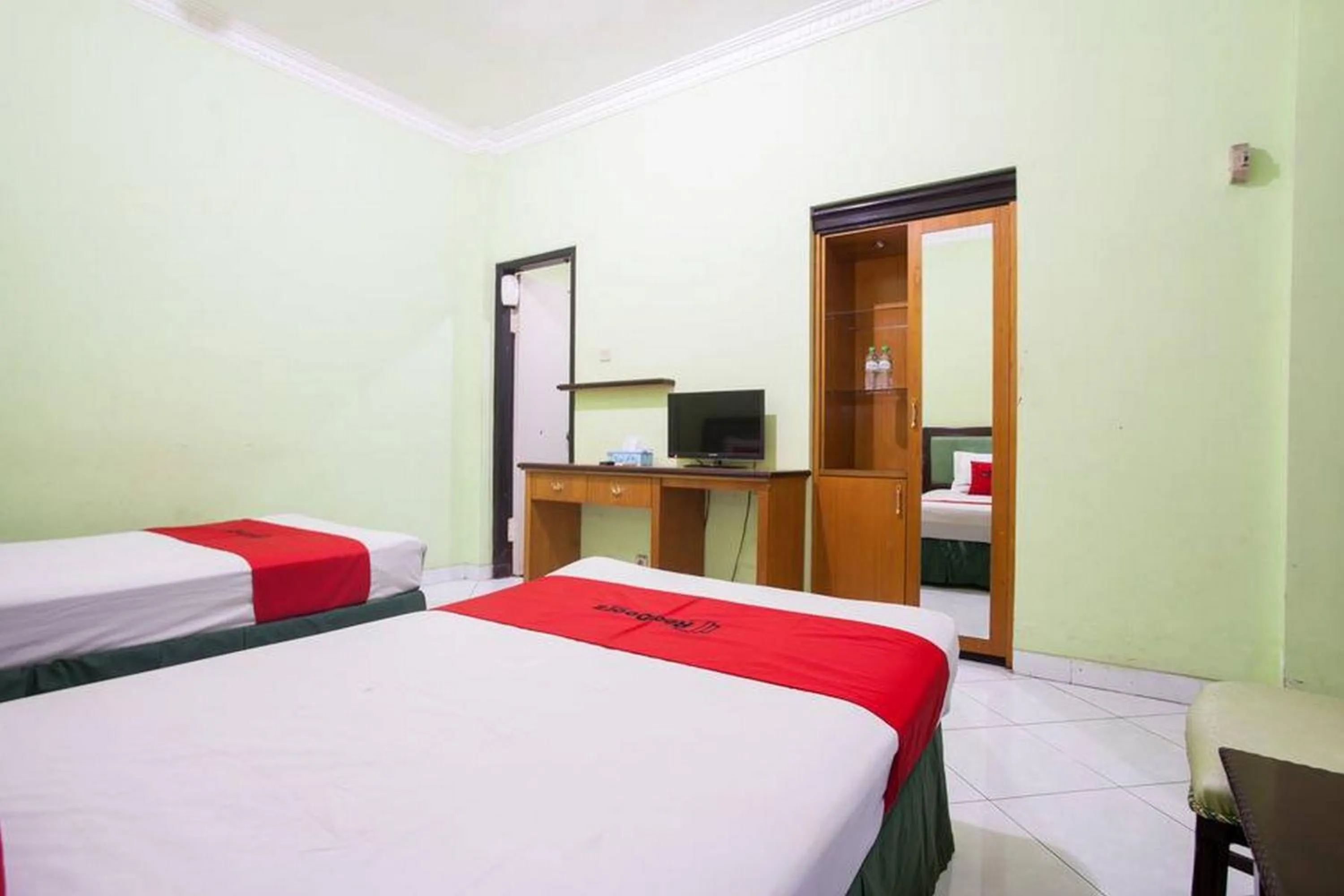 Bedroom, Bed in RedDoorz near Juanda International Airport