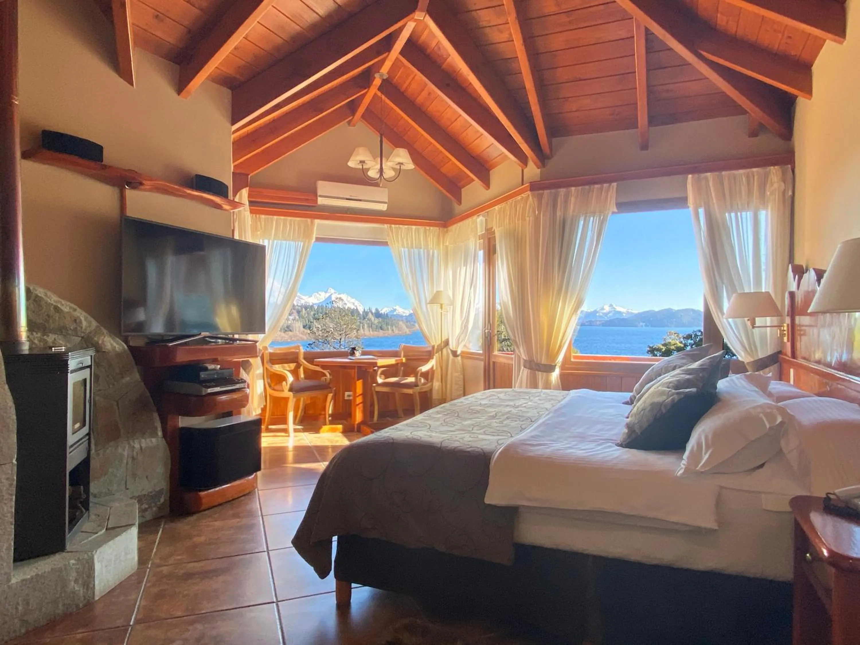 Lake view, Bed in Charming Luxury Lodge & Private Spa