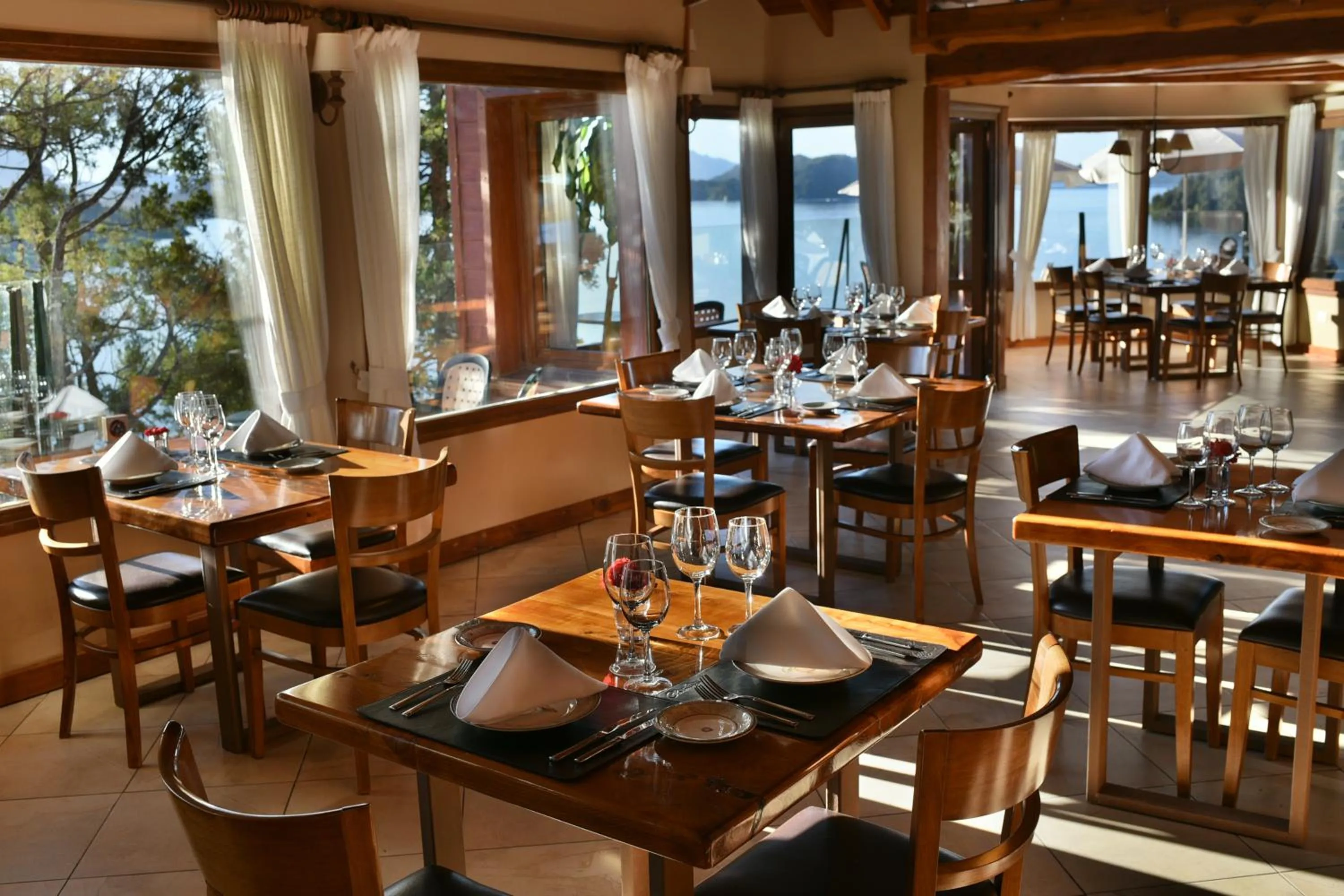 Restaurant/places to eat in Charming Luxury Lodge & Private Spa