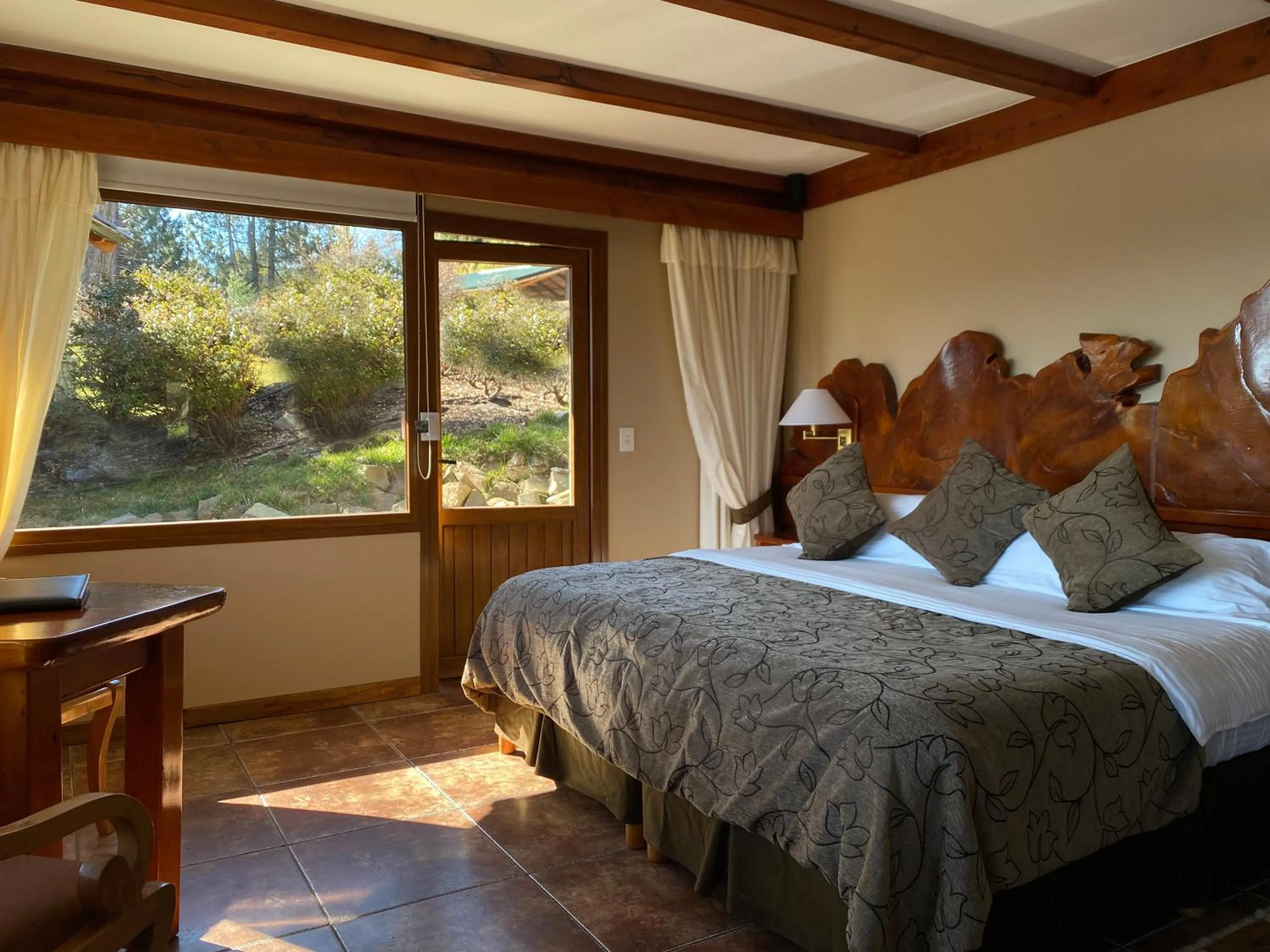 Garden view, Bed in Charming Luxury Lodge & Private Spa