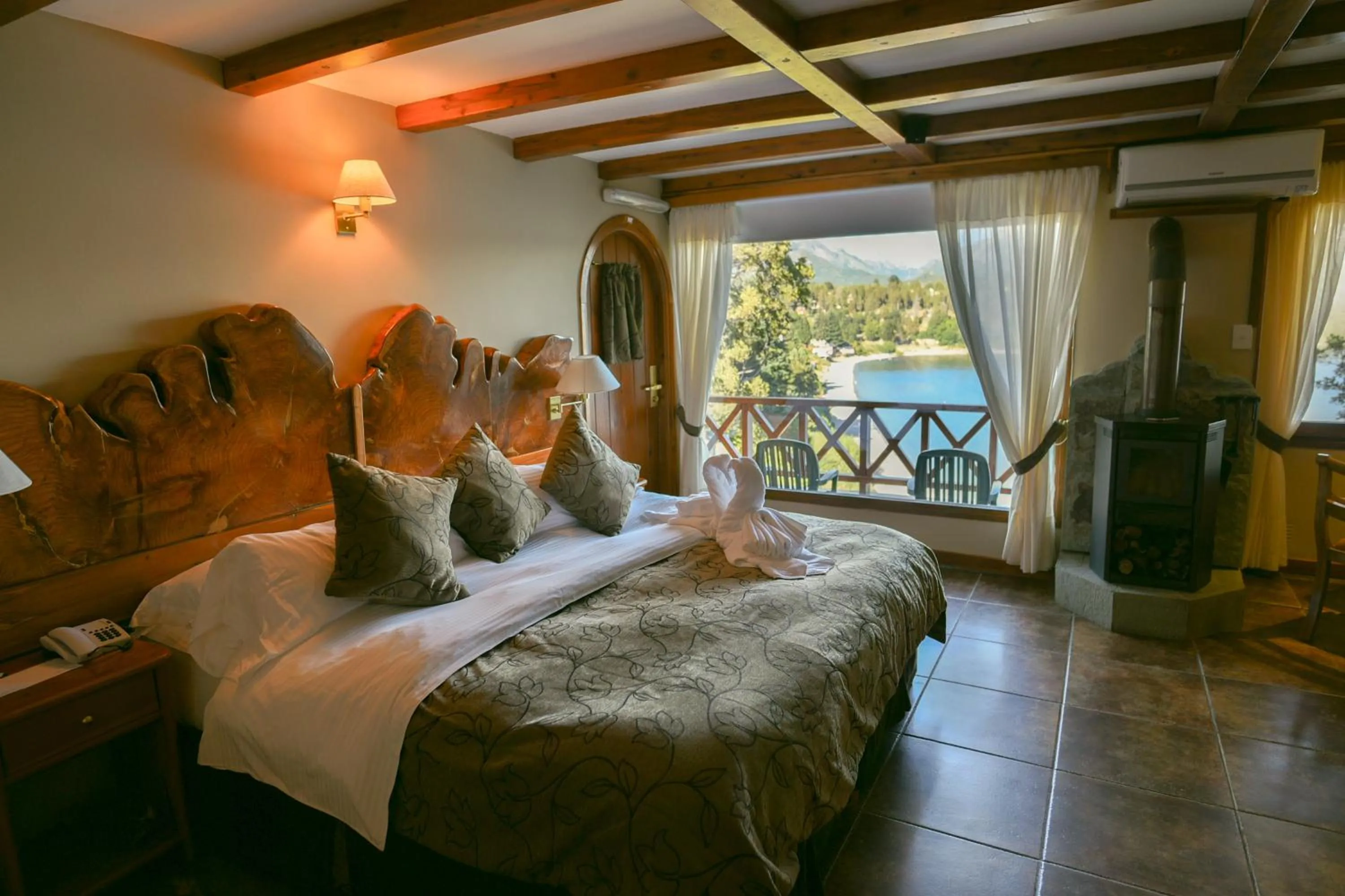 Photo of the whole room, Bed in Charming Luxury Lodge & Private Spa