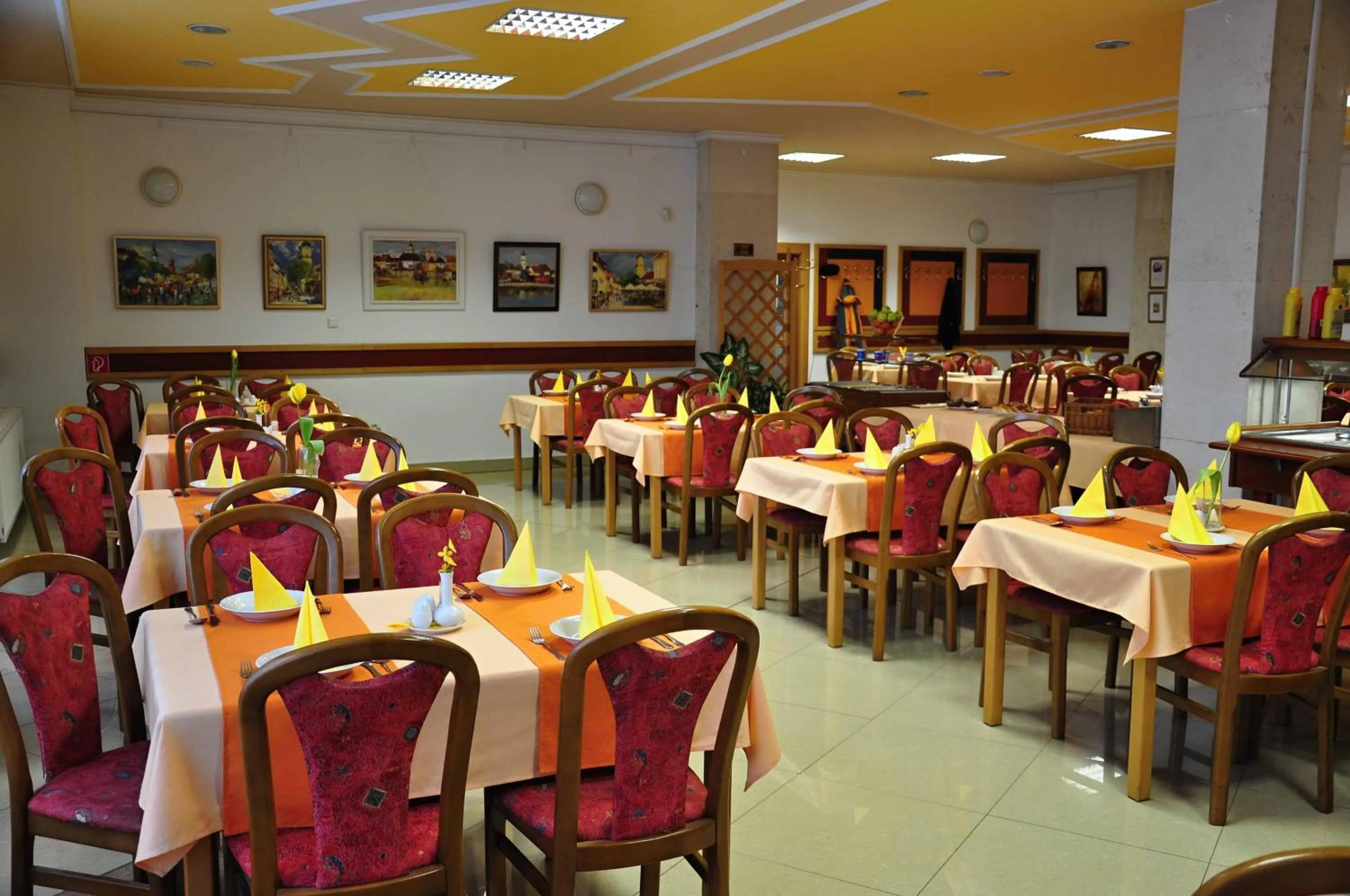 Restaurant/places to eat in Tatra Hotel