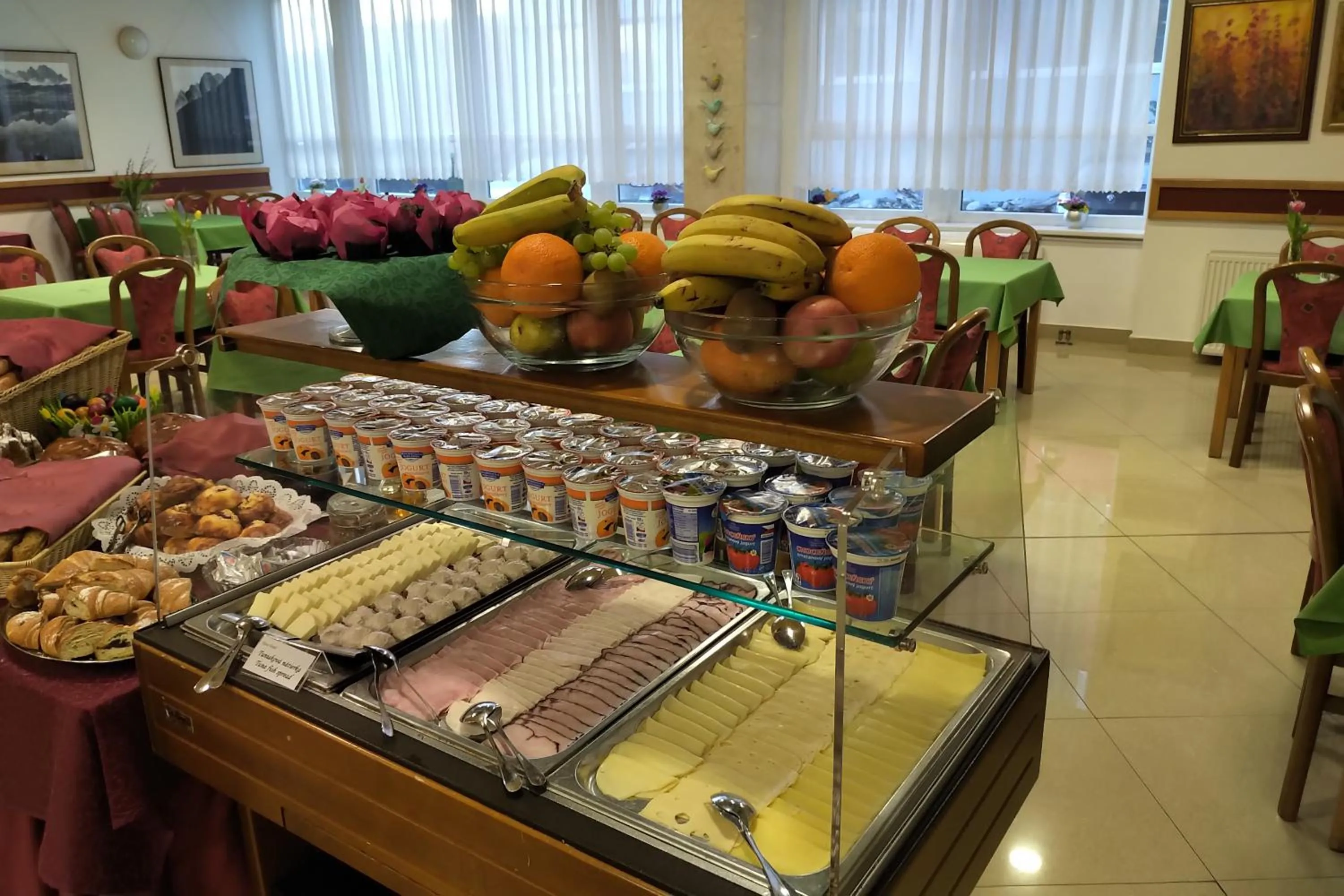 Restaurant/places to eat in Tatra Hotel