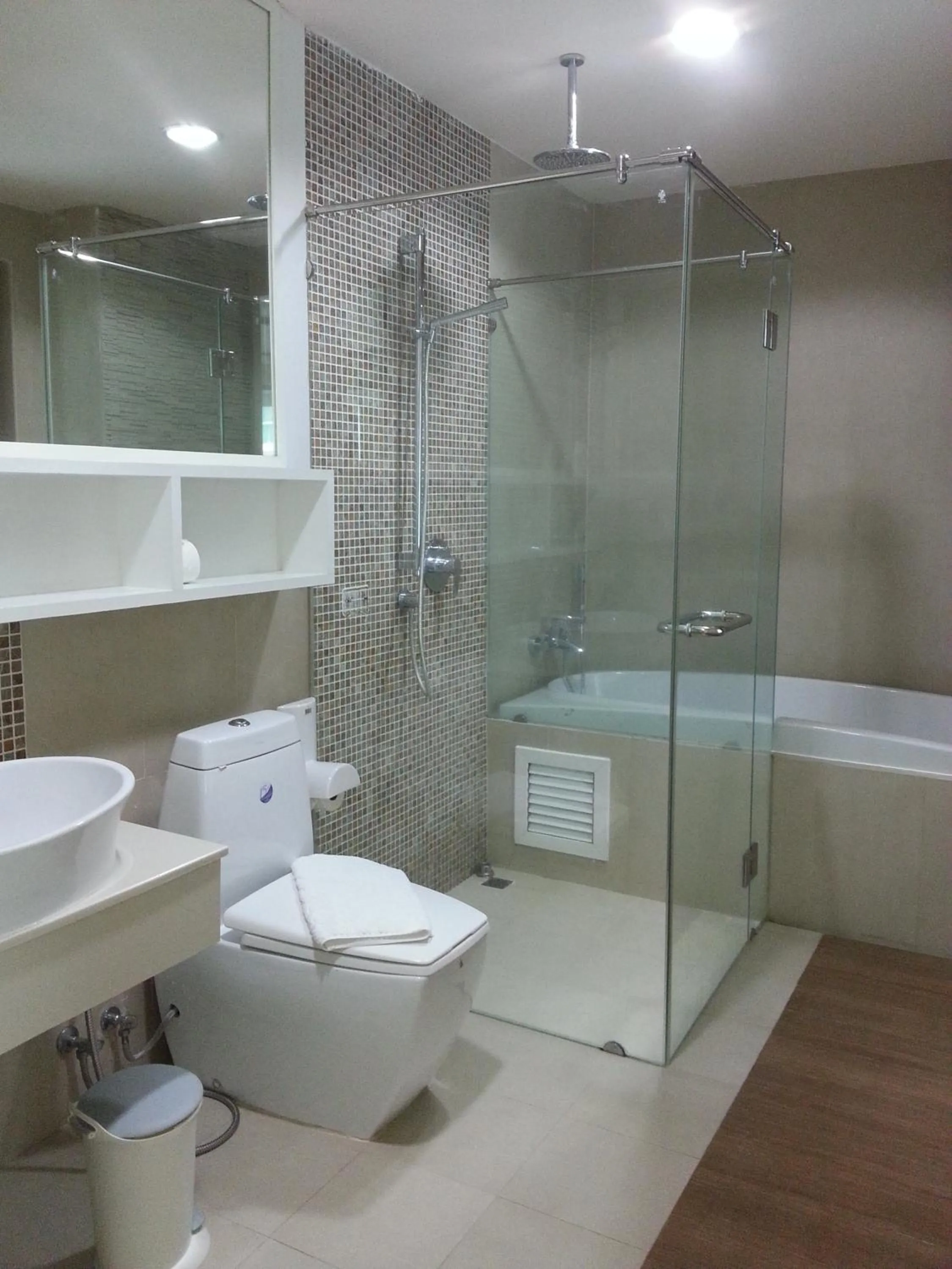 Toilet in The Baycliff Residences