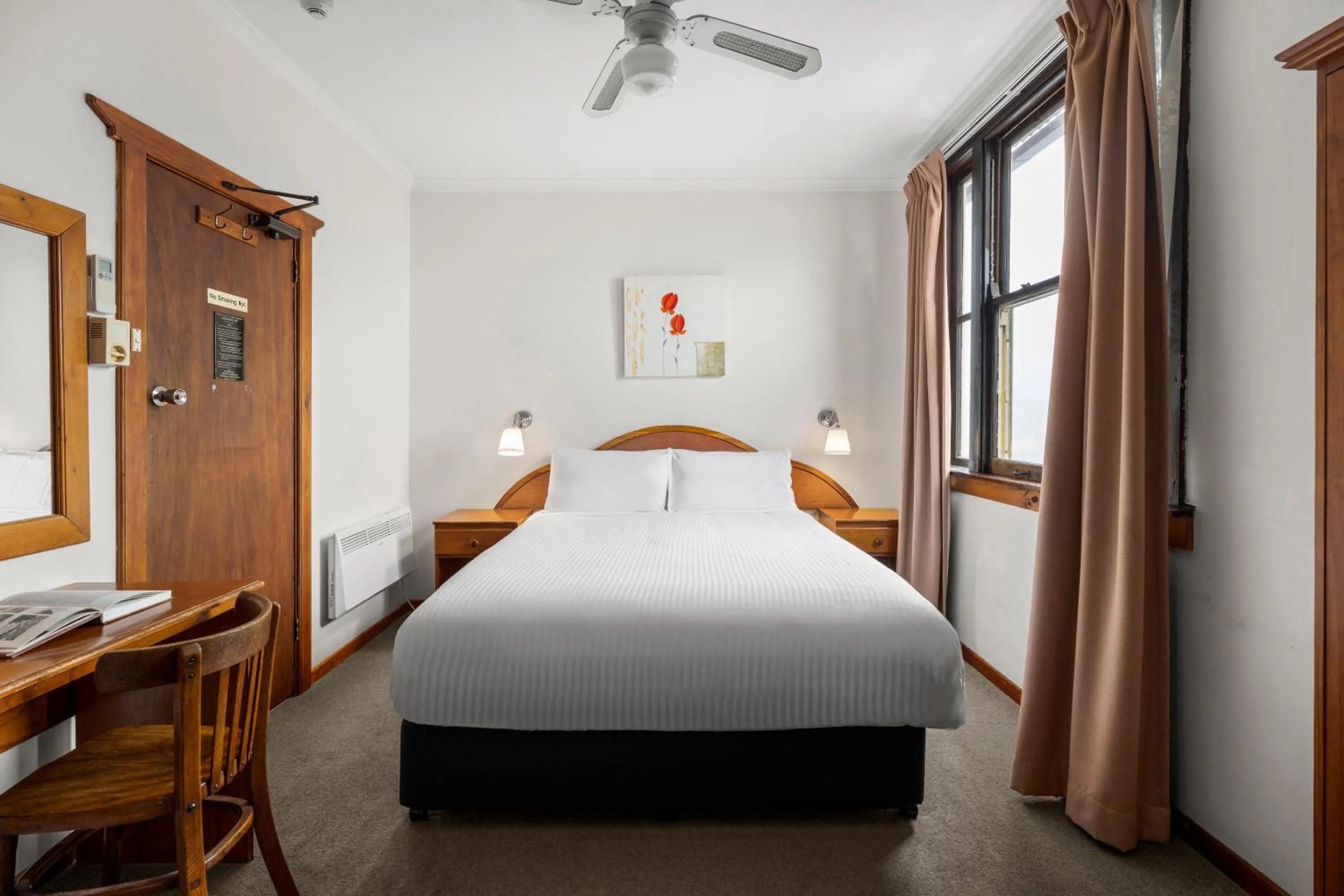 Photo of the whole room, Bed in Metropole Katoomba